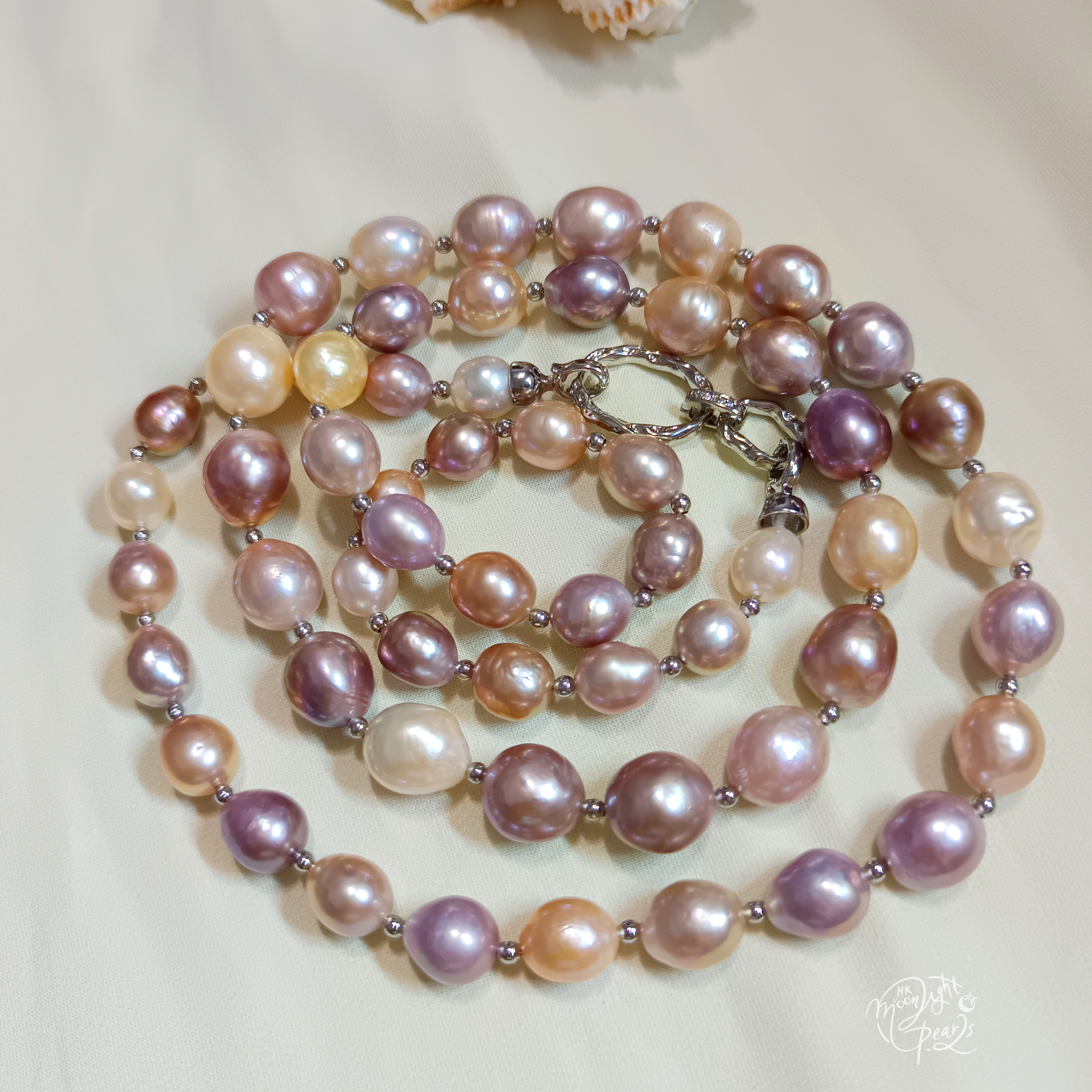 愛迪生超滑皮金屬糖果色巴洛克珍珠時尚注白金圓環扣毛衣鍊