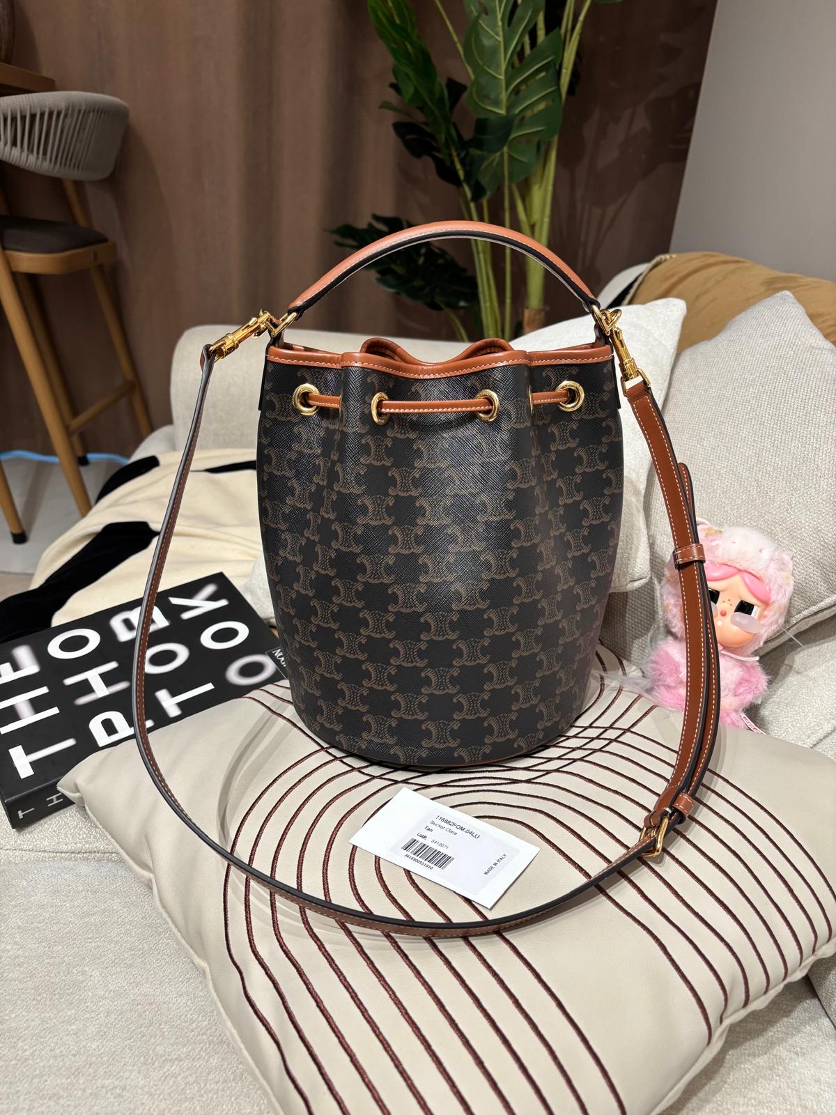 Celine CLARA BAG IN TRIOMPHE CANVAS AND CALFSKIN標誌印花及牛皮革手袋 100%Authentic, 98%new ✅tap ✅booklet ✅dust bag