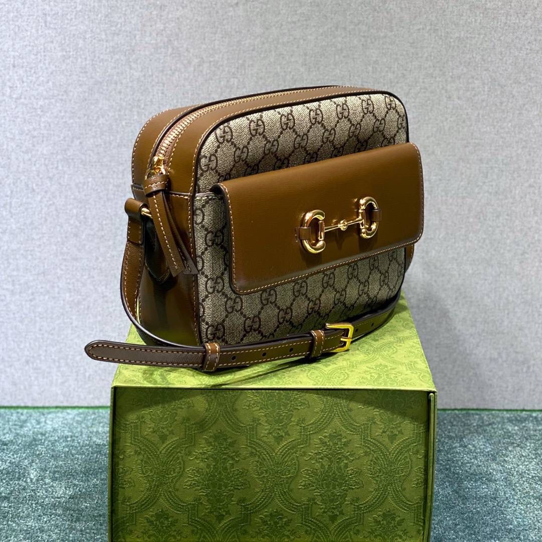 𝙂𝙪𝙘𝙘𝙞 𝟭𝟵𝟱𝟱 𝙃𝙤𝙧𝙨𝙚𝙗𝙞𝙩 复古邮差包 大货实拍 男女皆可使用 相当洋气❗️ 型号：645454 尺寸：22.5*17*6.5cm