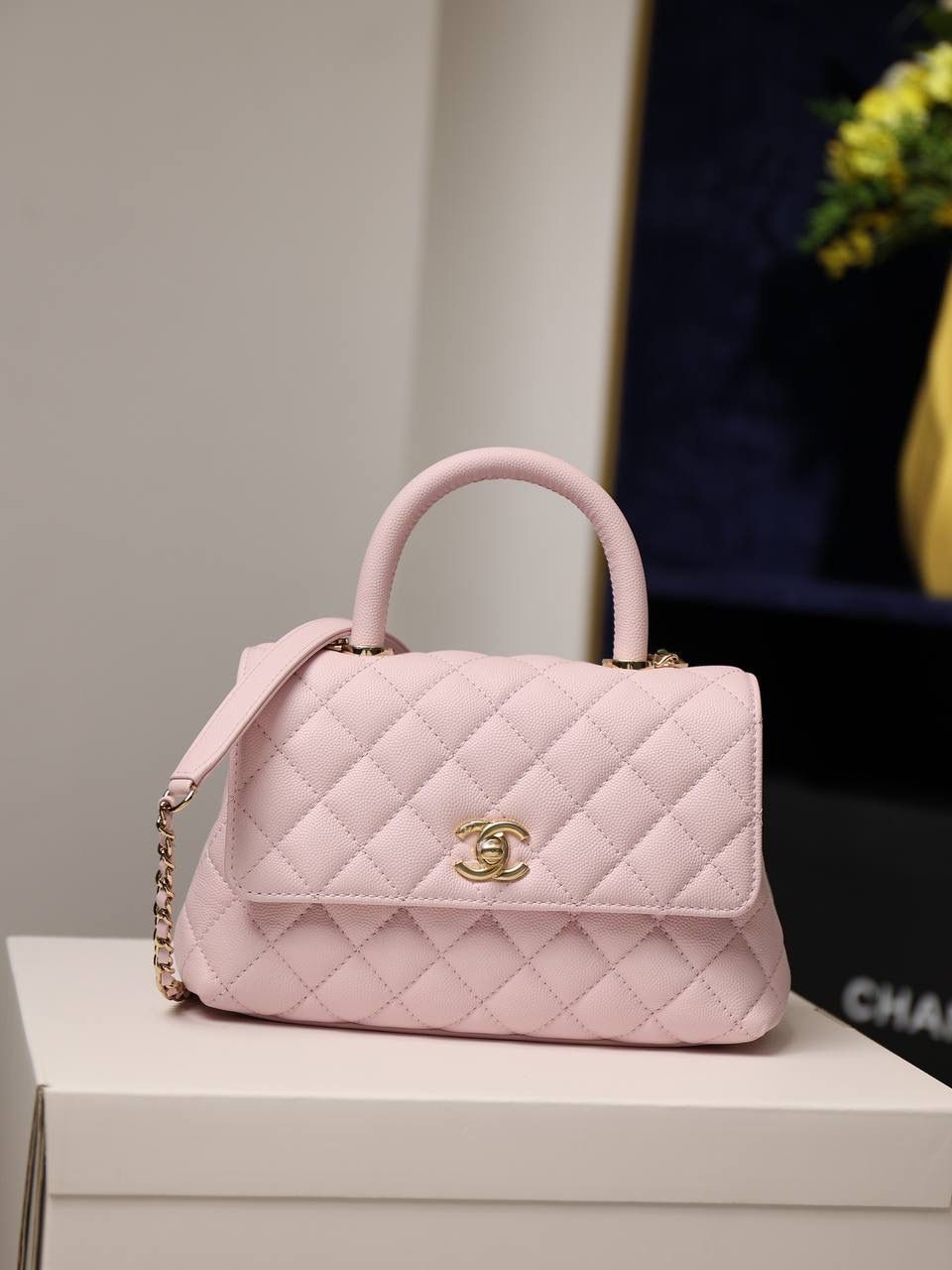 新coco handle小号粉色荔枝纹💞👜 已出货！和CF一个渠道的尾单货，拿过的都不用多介绍啦！新款驾到！独家渠道货！ 尺寸:14 X 24 X 10cm