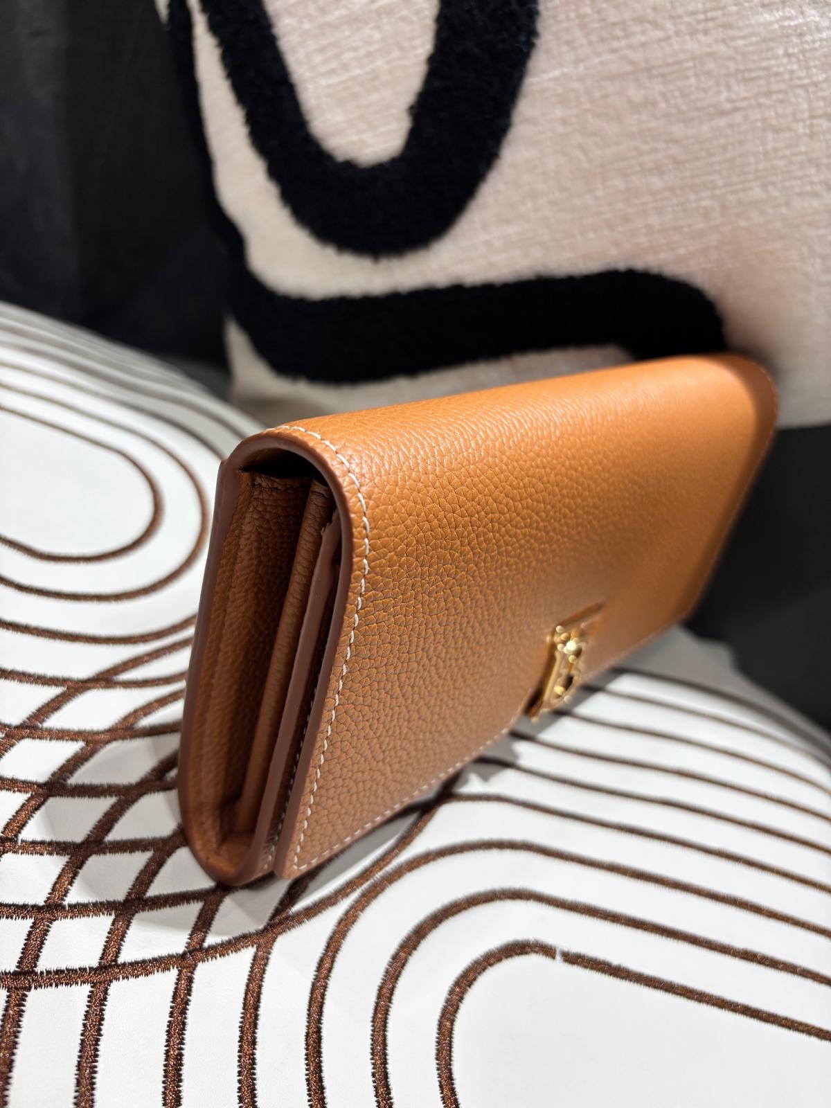 未使用品 Burberry Flap Long Wallet Calfskin Tan 100%Authentic, Unused 未使用品 ✅Dust bag