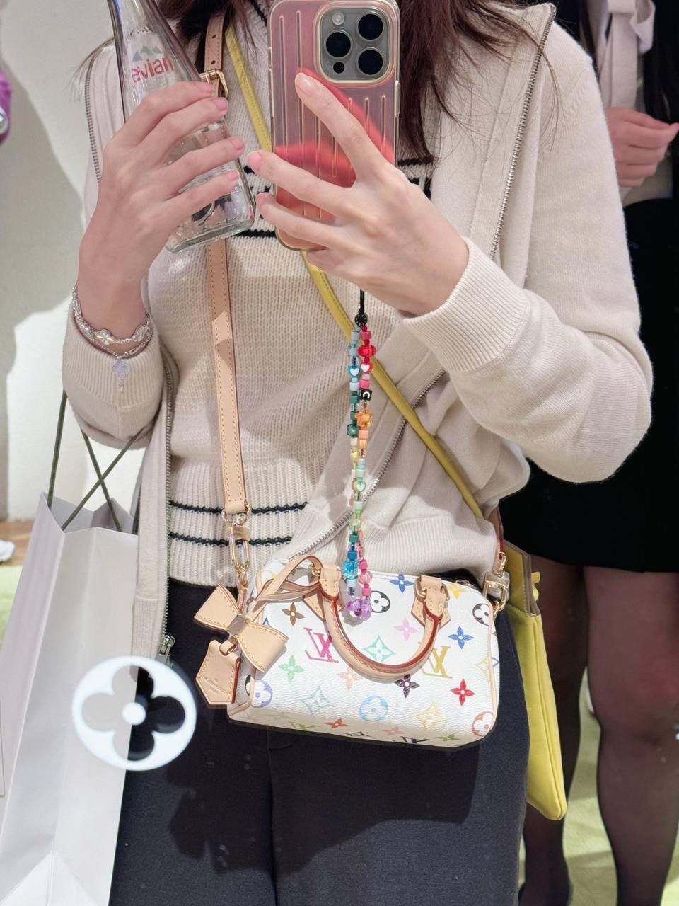 LV村上隆联名白三彩Nano Speedy来啦！姐妹们快看这个神仙包包！👜🌈 白色打底+彩色老花图案，配上祖传小锁头钥匙包，简直是《Mean Girls》千禧辣妹的标配！全新数码印花绝绝子，太阳花和熊猫都像要跳出来，阳光下自带ins滤镜特效！别看它巴掌大，手机口红💄钥匙全塞得下，从此打脸那些说mini包不实用的人！ 尺寸：16-10-7.5cm