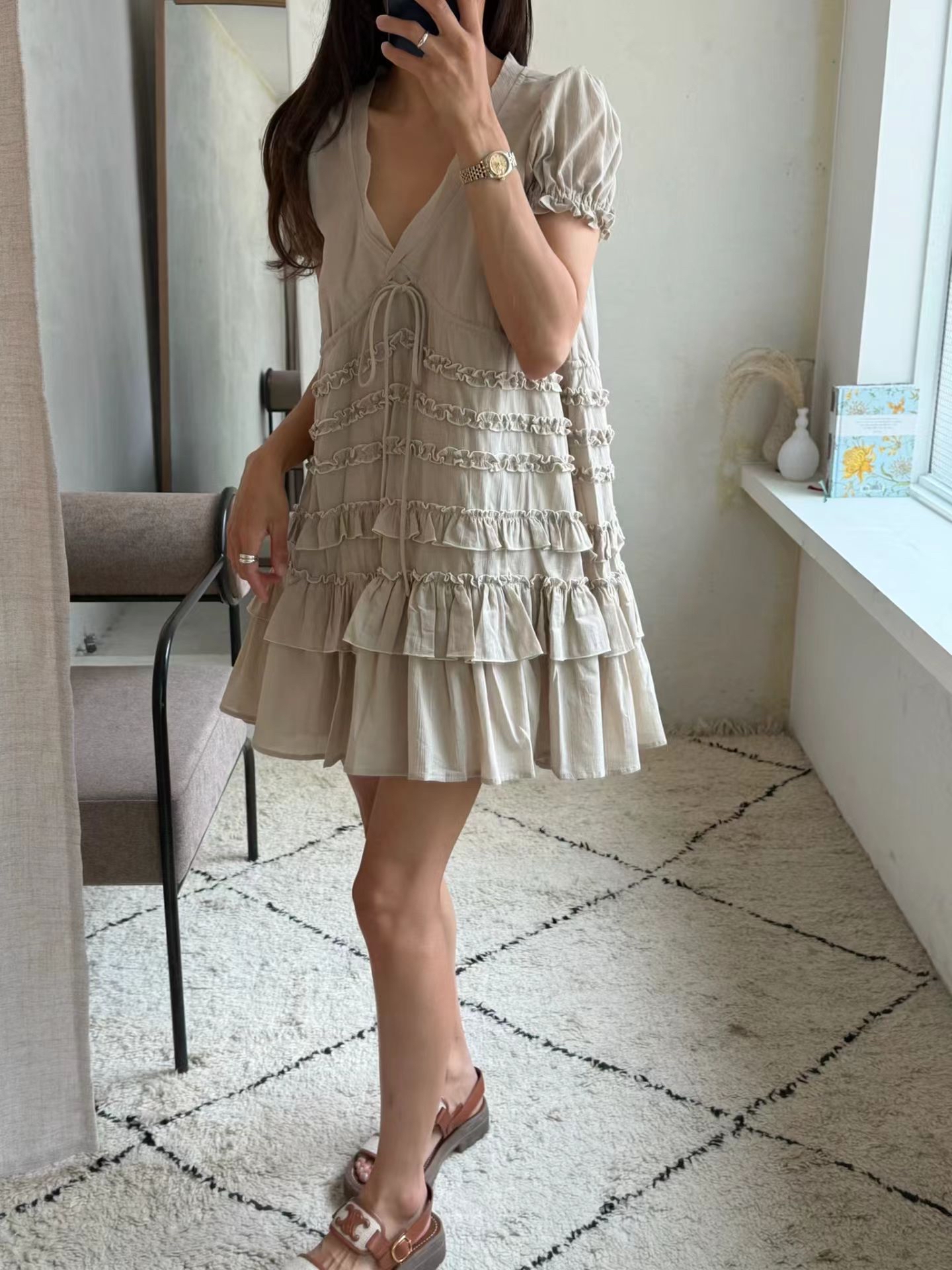 Girly V-neck shirred dress