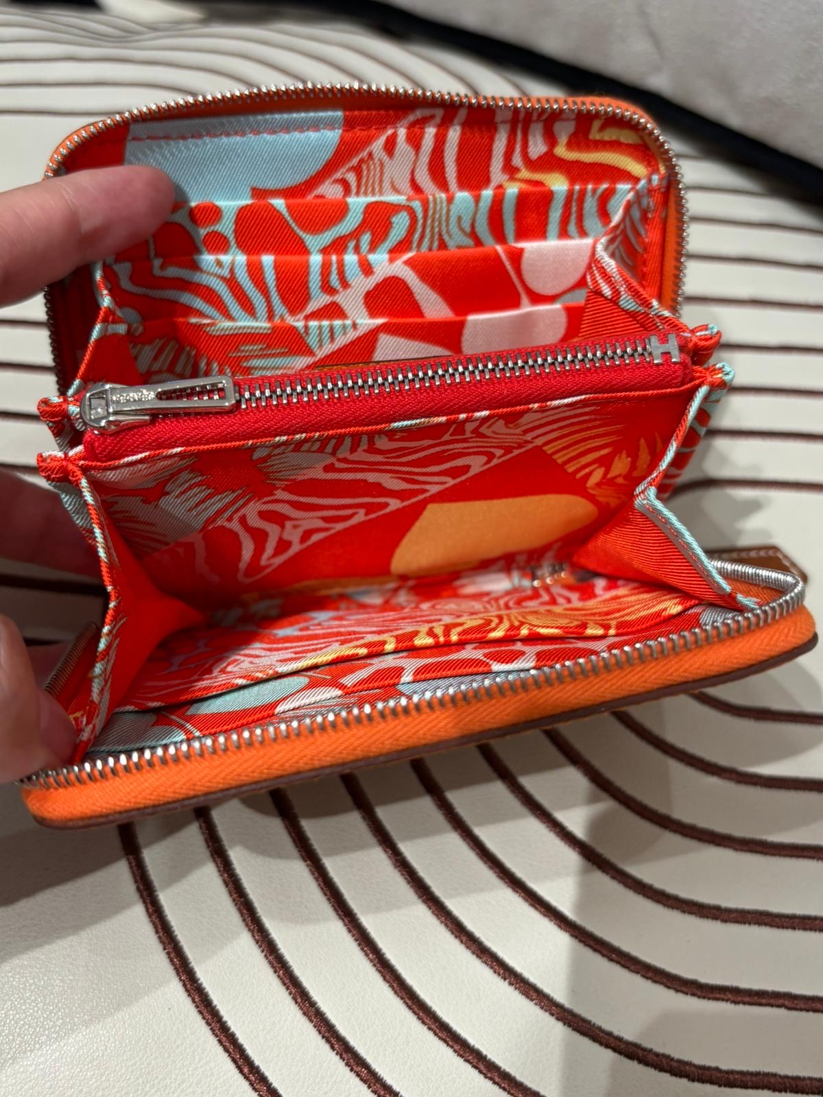 Hermes silk in compact ,stamp B 100%Authentic ,Unused✅Dust bag