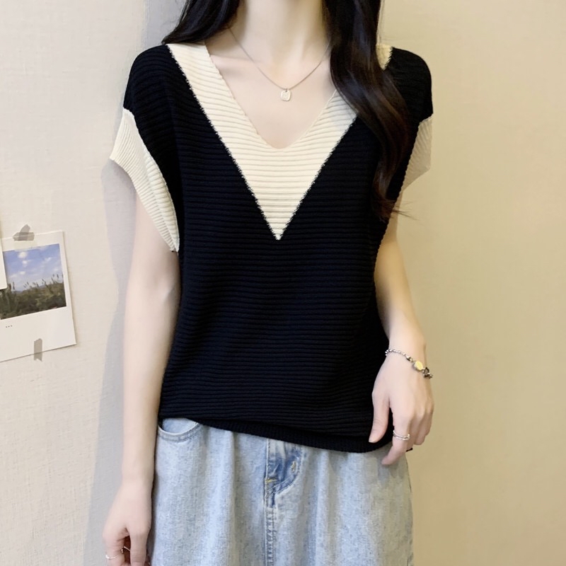 B102(1001) 韩版减龄拼大V撞色边领与袖黑针织上衣