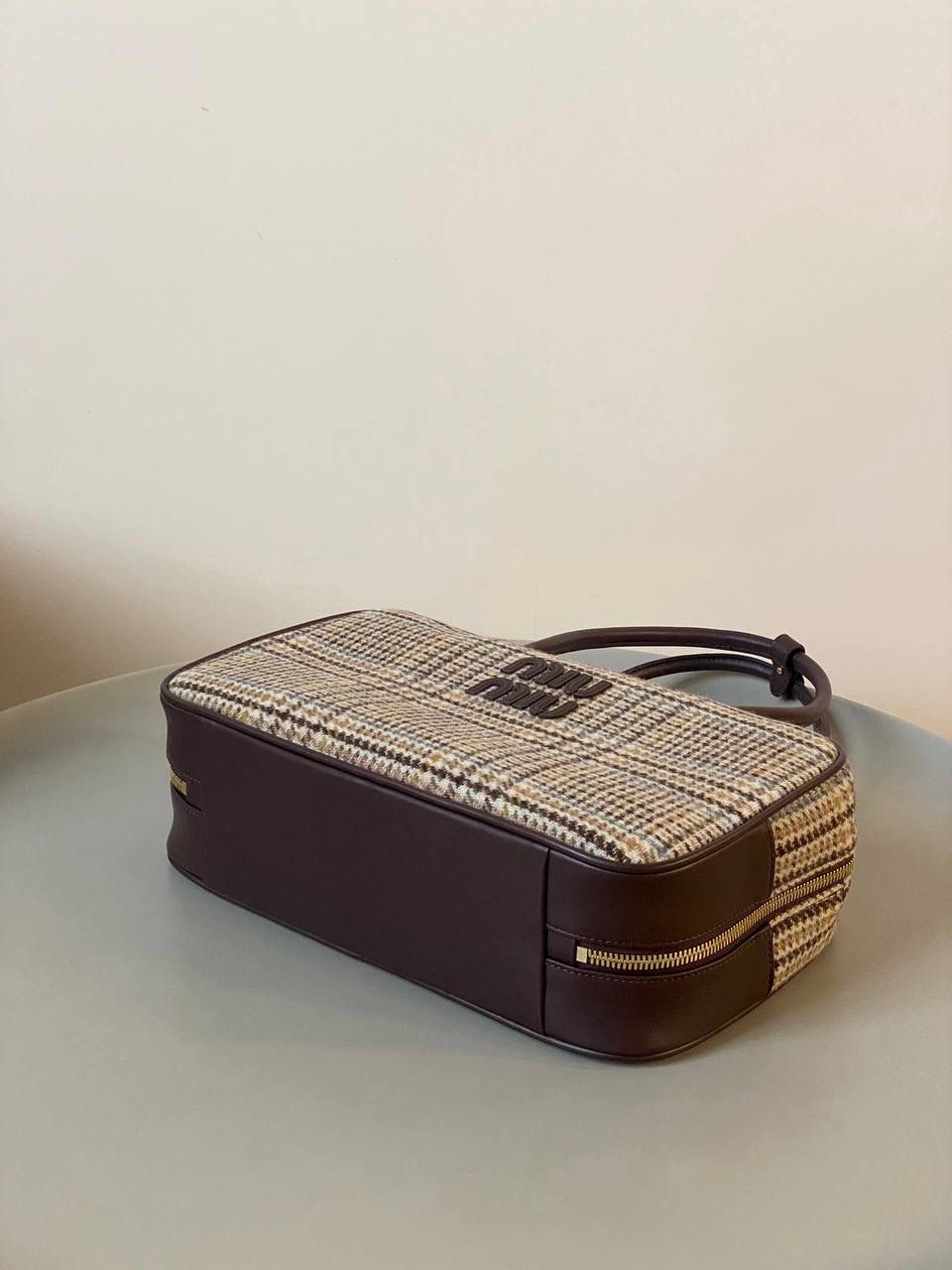 🈶可可棕·格子呢 𝗠𝗶𝘂𝗠𝗶𝘂公文包 | 大爆款 百年经典千鸟格👀康康谁还没有 爱上miu的快乐，就是不断创新 不断惊喜 公文包造型从纯色到拼皮 帆布 麂皮再到千鸟格 每一版都能打 能爆，真的杀疯了 34×23×10cm，#F0020m