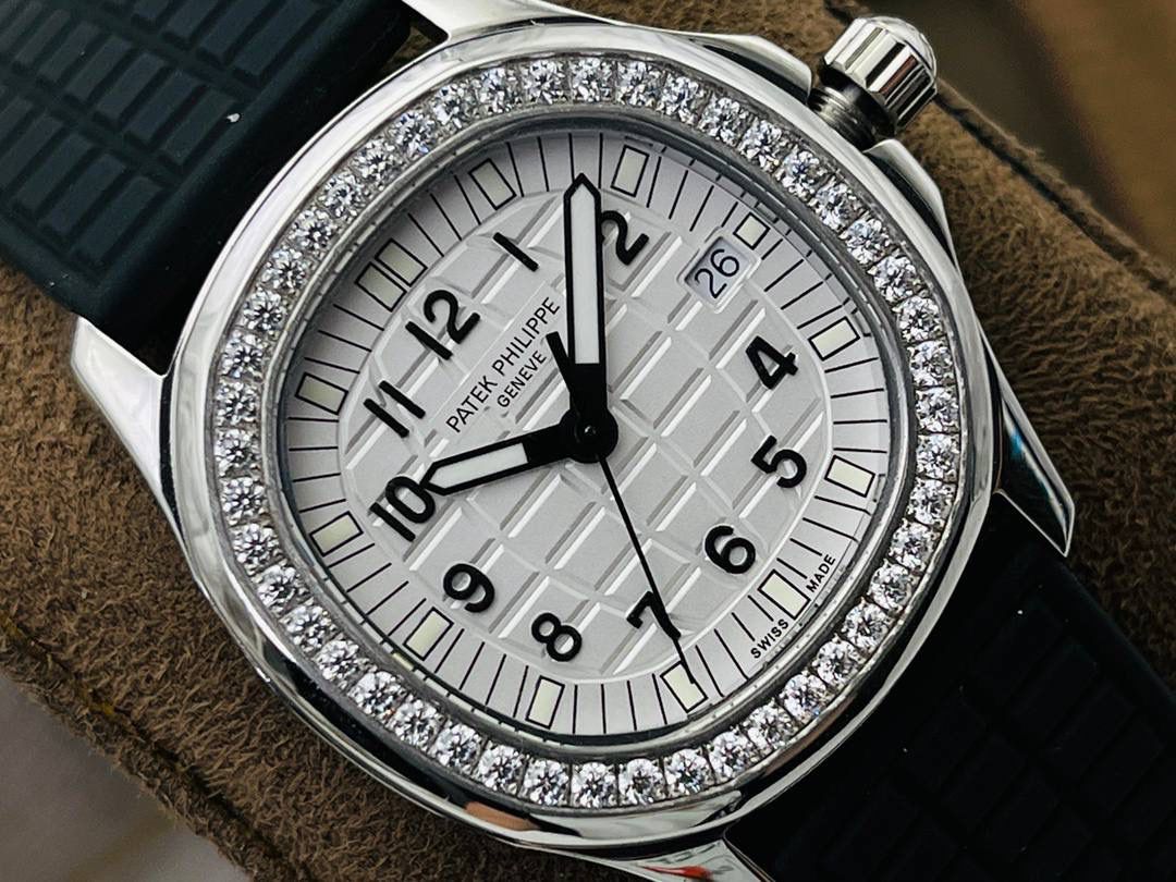 最强版本来袭 百达.翡丽AQUANAUT女装款石英系列，打造市面最佳副本，带来全网最佳体验，英姿飒爽，典藏奢华！欢迎女神品鉴！ 1⃣️【表壳】 1.腕表尺寸35.6 毫米X 9.5毫米！圆润的八角形表壳与原装一致，保持着复古的造型和精湛的做工。 2.旋入式把头设计和实心底盖结构吻合与原版。 3.表圈镶嵌46颗顶级施华洛世奇水晶（1克拉）表壳镶嵌88颗顶级施华洛世奇水晶（1.91克拉） 2⃣️【精彩细节】 1.采用与原装一致的天然复合橡胶（Tropical）材质，经久耐磨，可抵抗海水侵蚀和紫外线辐射。 2.完美克隆Aquanaut经典式折叠式表扣，即使在非常细小的拐角处上也做有倒角润饰，确保还原正品般的舒适感。