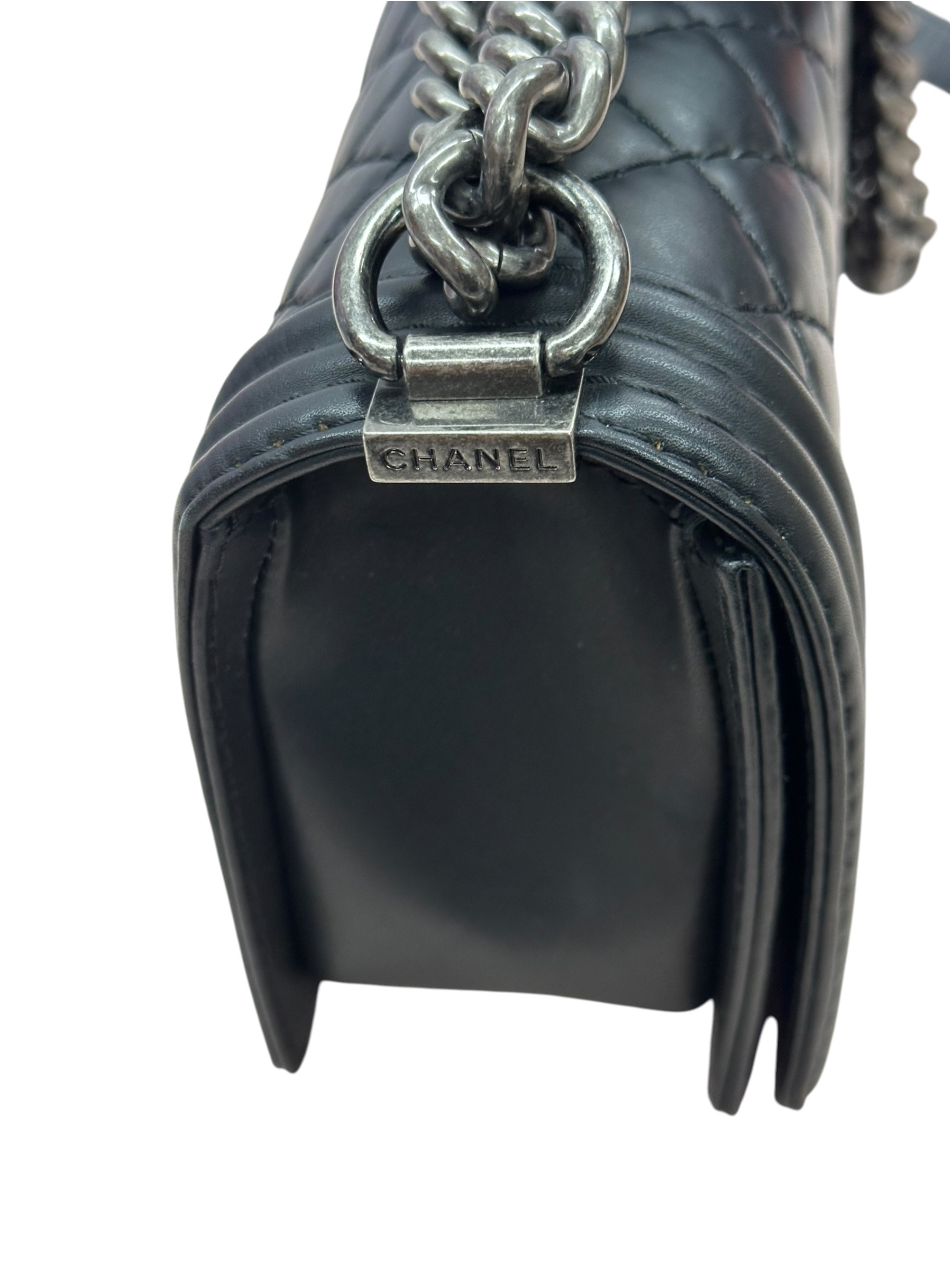 Pre-owned Chanel Boy 25 Handbag Calfskin / Product Code: 082102