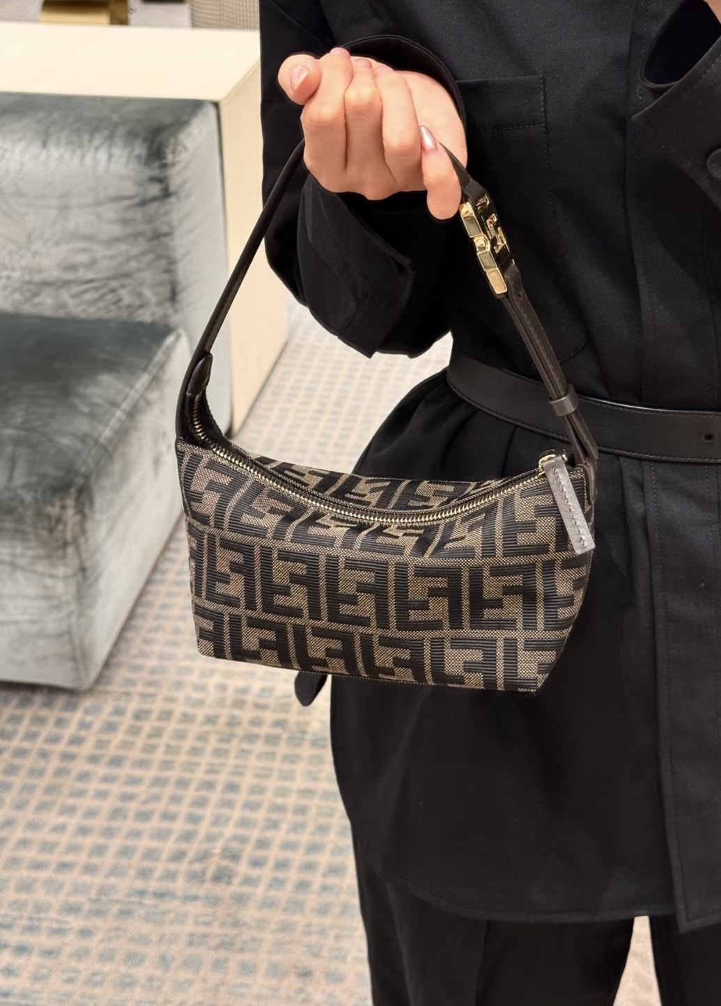 限時優惠✨新款🆕訂貨🍒Fendi small 飯盒包 🔖 SIZE 21x11x10cm 可上肩~