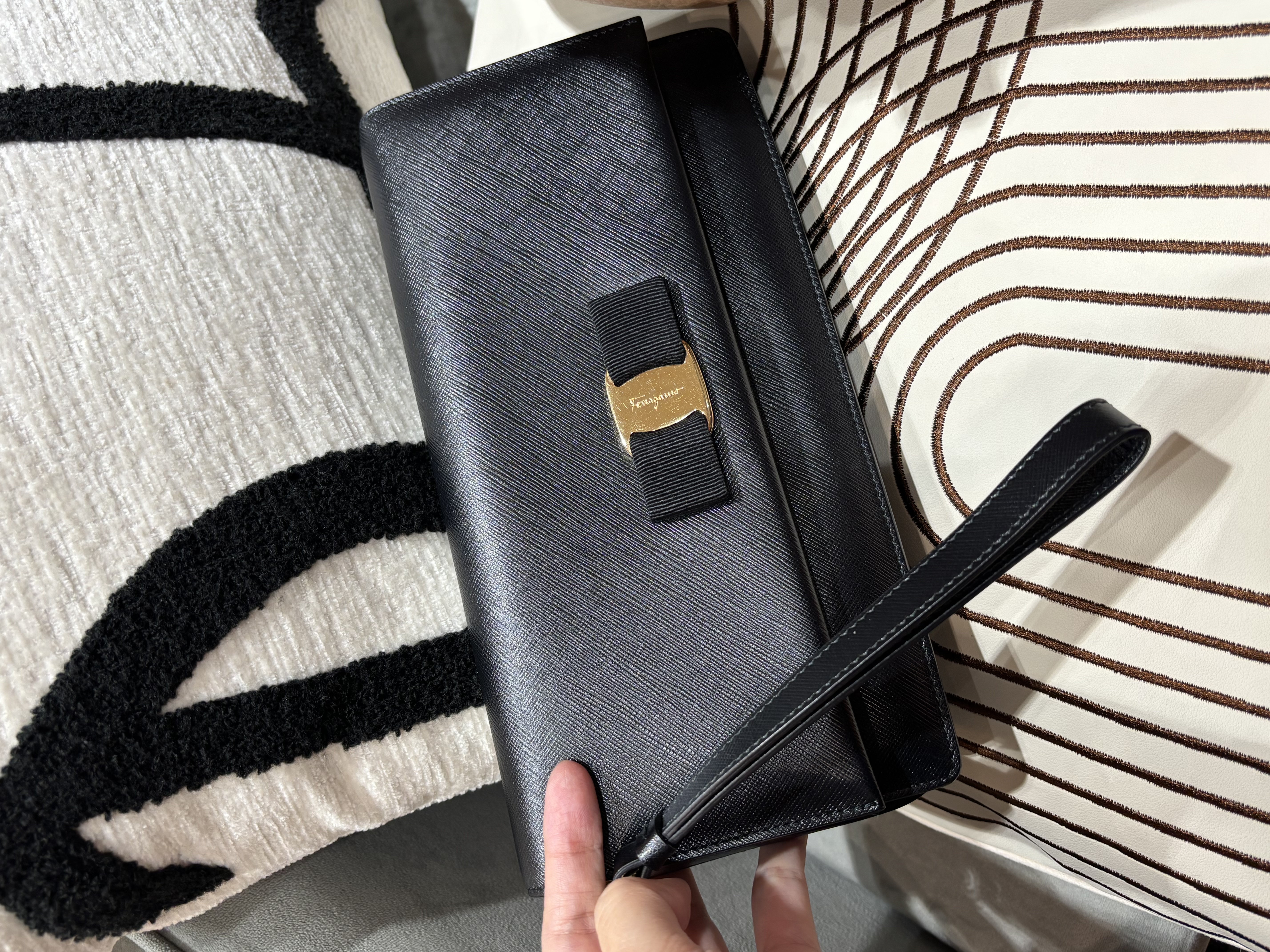 SALVATORE FERRAGAMO Miss Vara Clutch 黑色十字壓紋皮革Black Saffiano Leather 100%Authentic, 98%New ✅Dust bag