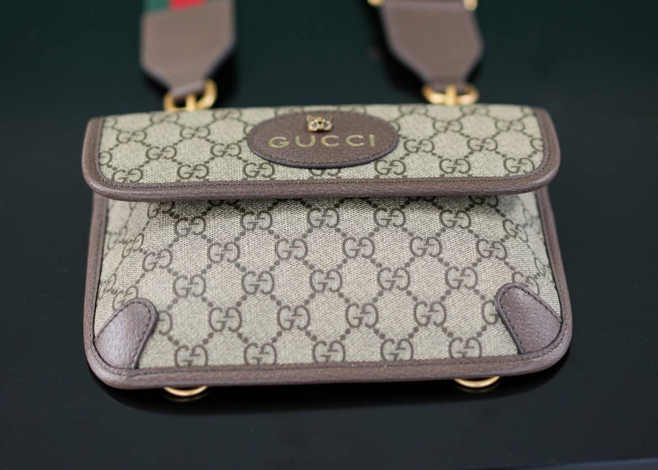 🥯Totem GG Superme#经典爆款 虎头斜挎包20cm 虎头斜挎包，可当胸包~ 精致虎头搭配红绿织带拼接的设计 宽肩带随性帅气 简单大方的一个款！男女共用~ 官方款号 489617 尺寸：20x13x2.5cm