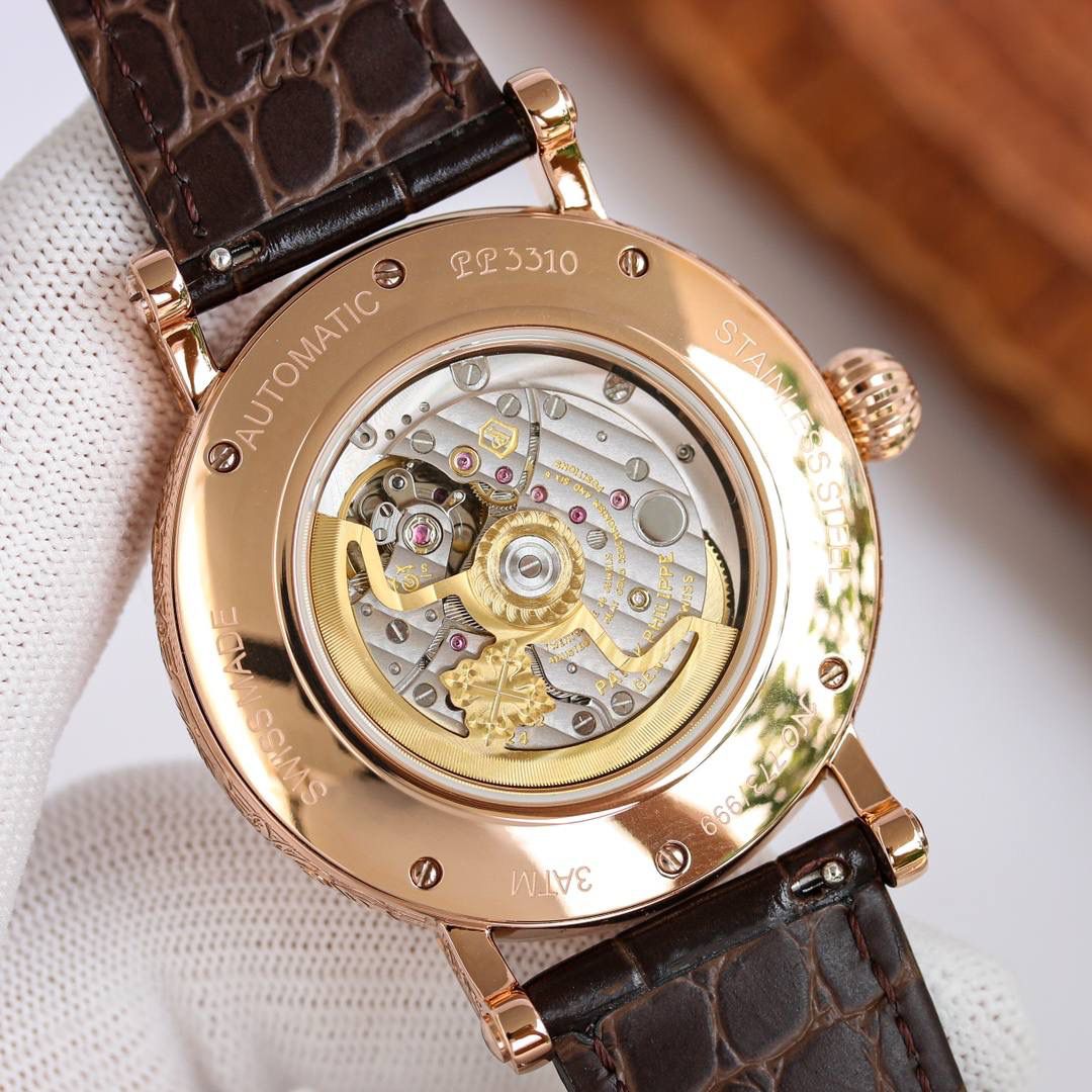 复古。精湛的工艺！ 年度最佳典藏之作——百达翡丽古典超级复杂多功能 万年历功能腕表 团队历时两年多精心设计，不计成本，敢为人先，力求完美，克服重重难关，突破多层技术瓶颈，机芯型号为CH 29-535 升级版，质量稳定！表盘6点位置是月相显示和日期分拨。所有的万年历标志都很好，一眼就能读懂。内里搭置了仿324 S Q 自动上链机芯，是 324 自动上条传奇机芯的精装版本。【表带】经典意大利小牛皮表带，纹路清晰，质感好。搭配圈市面最顶级的百达翡丽灯笼表扣，通用原装无压力。 优雅的Calatrava雕花表壳极具个性，42毫米的表径适配大众男性手寸，与专柜一致，非常商务可亦休闲。