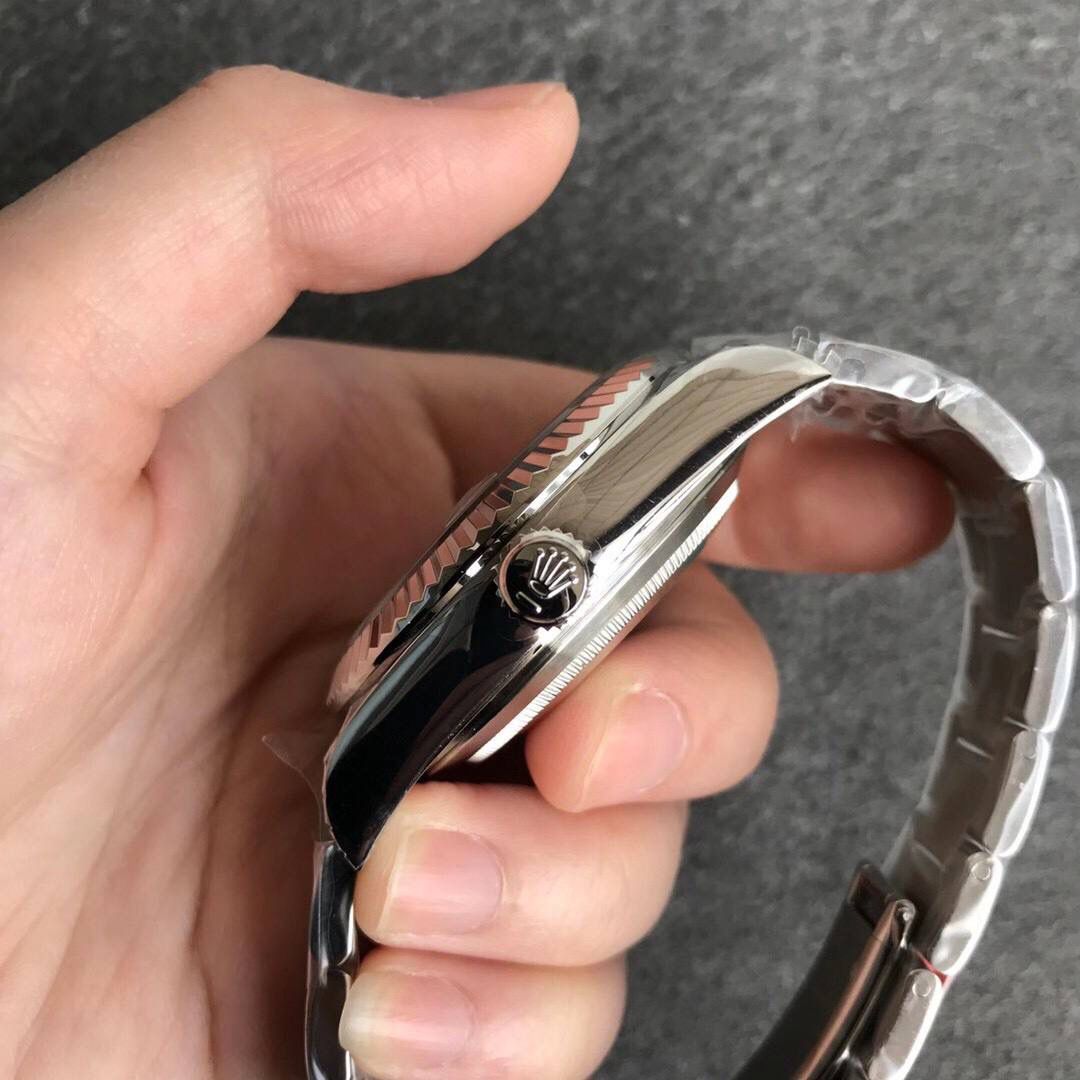 当下最火爆的劳力士天行者，最复杂的劳，有月份、日期、双时区功能，牙圈霸气磅礴，42x16mm，复刻9001自动机械机芯，316精钢表壳表链，蓝宝石镜面，夜光表盘指针，折叠扣，防水大于50米🔥🔥