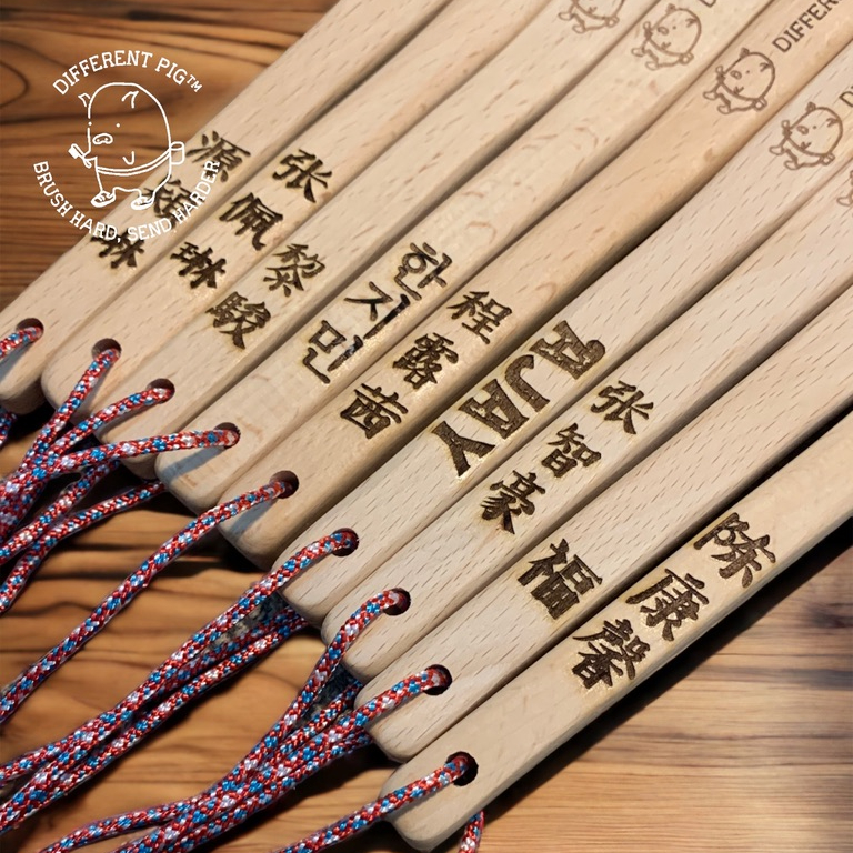 【來字刻名】𝗗𝗜𝗙𝗙𝗘𝗥𝗘𝗡𝗧 𝗣𝗜𝗚™ Piglet brush with name carving 刻名小豬掃連掛繩