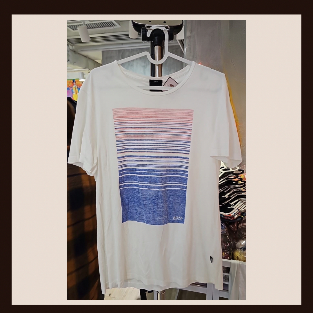 🎨 藝術漸層：HUGO BOSS 經典條紋圖案白色 T-shirt