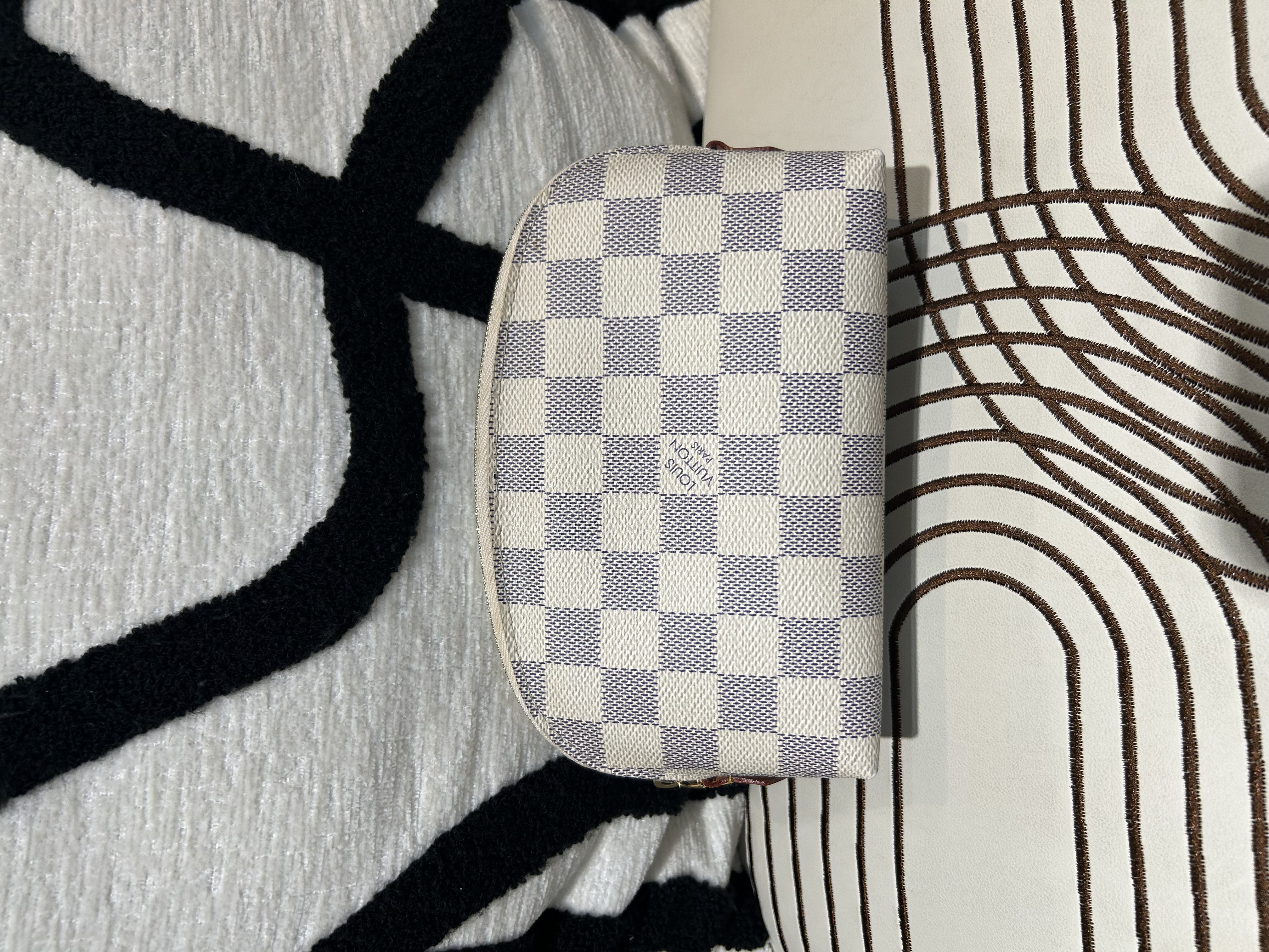 LV cosmetic Pouch 白色棋盤格化妝袋 PM 100%Authentic, 95%New
