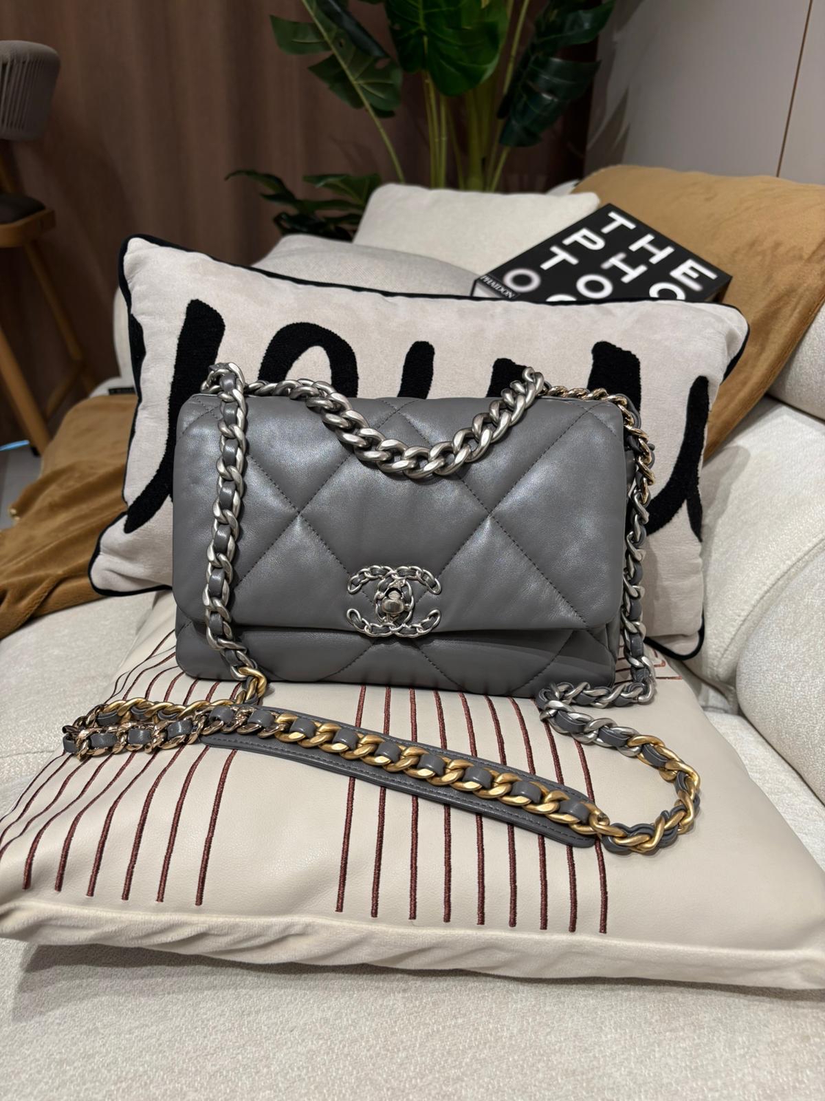 Chanel 19 Small Grey Calfskin 100%Authentic, 95%New ✅晶片✅Dust bag ✅Box 