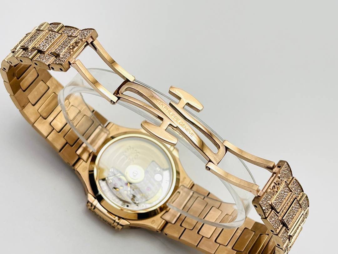 —百达.翡丽7118女士鹦鹉螺 满钻限量款 少量到货，限量供应（全身采用八心八箭天然奥宝水钻）😍😍 1⃣️腕表:定制9015改324 S自动一体上链机械机芯，中心大秒针！ 2⃣️表盘:密镶钻，拥有286颗钻 3⃣️表壳:密镶拥有518颗钻，拥有蓝宝石水晶透盖。 4⃣️直径35.2MM！ 5⃣️表链:采用拥有1729钻采用罕见的“不规则雪花镶钻”工艺，令腕表更添耀眼光彩，这项工艺需要将大小各异的钻镶嵌并固定到位，尽可能隐匿每颗钻之前的贵金属痕迹。 6⃣️顶配鹦鹉螺7118满天星！ 目前算是最奢华的女款鹦鹉螺 应该没有人能拒绝了它了吧？ 雪花❄️镶钻全身 不仅是表盘，表带都是雪花镶钻总之一个字“闪”（白色为真空炉内白金，玫色为真空炉内纳米玫瑰金）