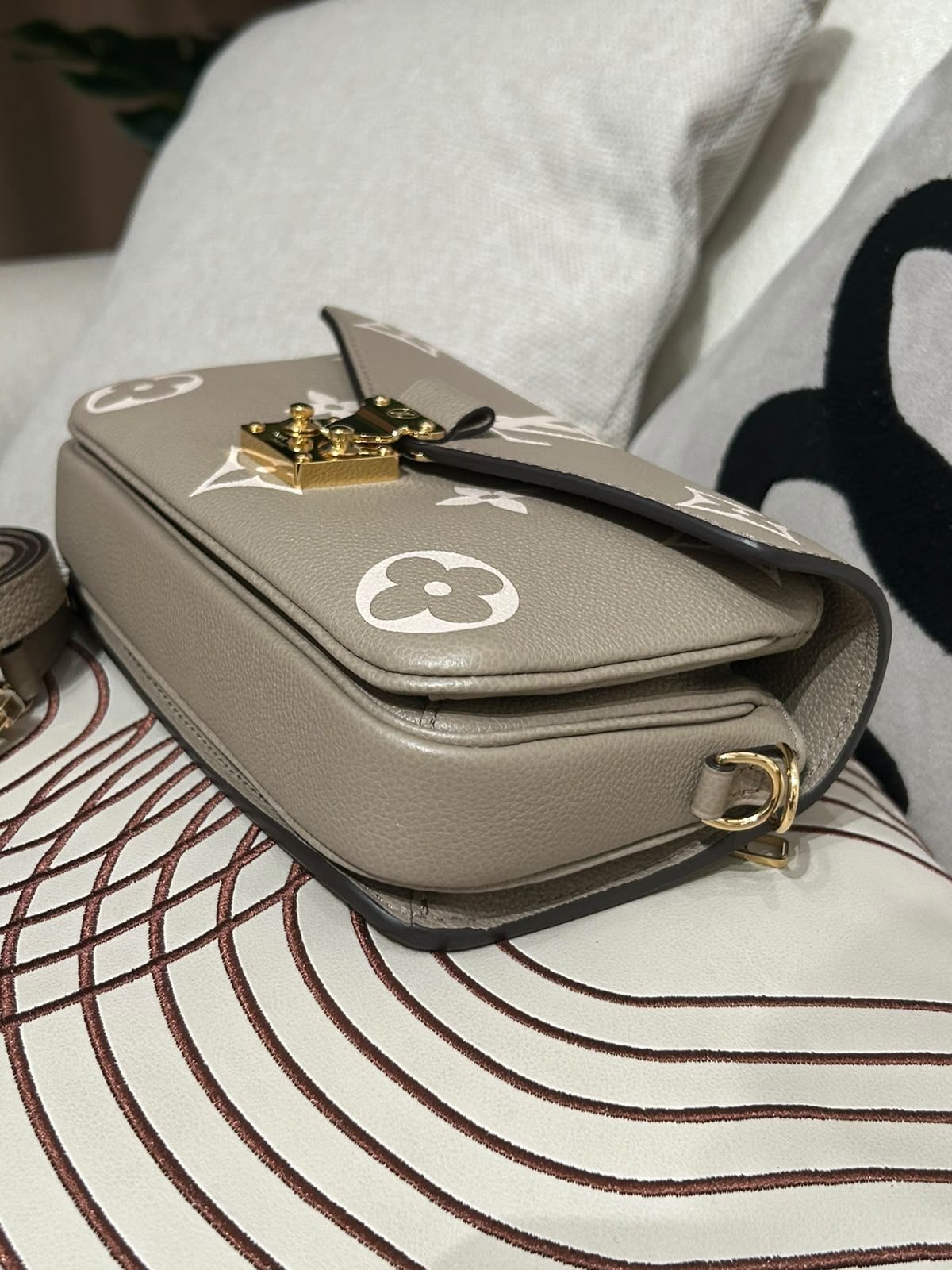 Lv Metis east west 100%Authentic,98%new ✅dust bag  