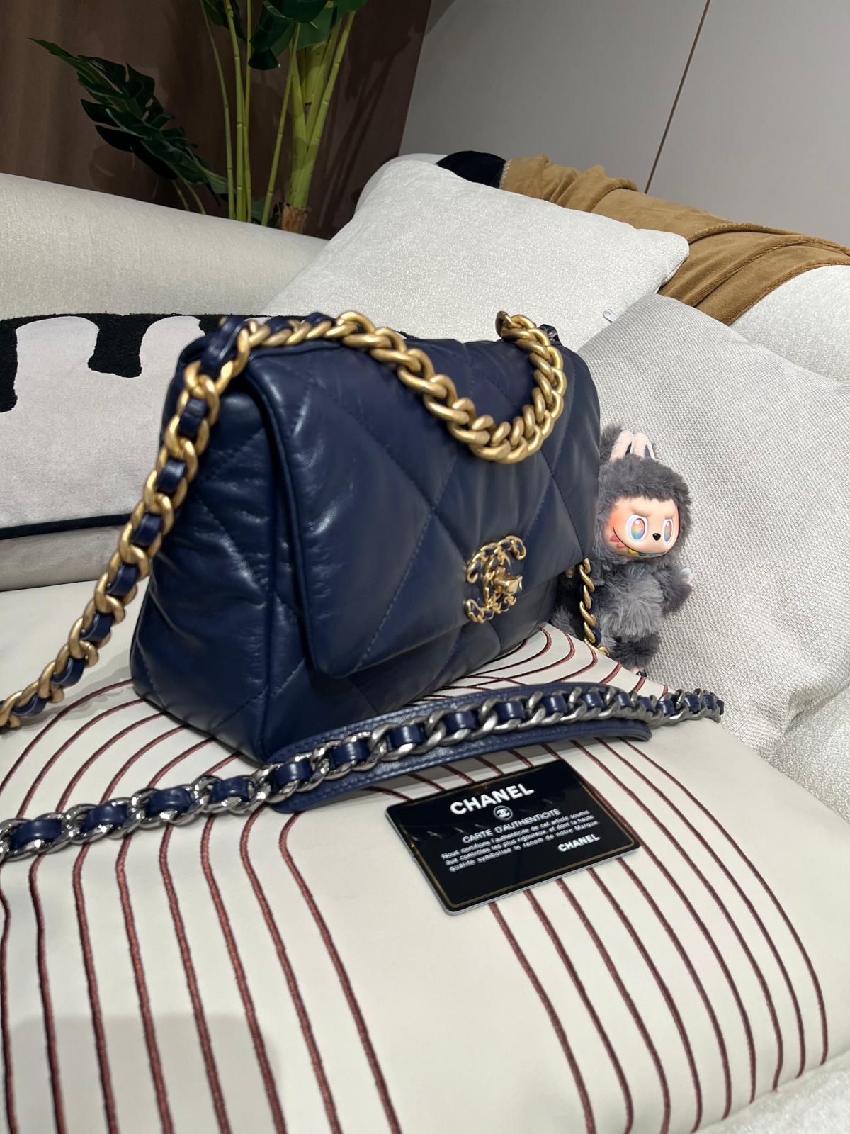 Chanel 19 small navy 26cm AS1160 100%Authentic,98%new ✅30card✅dust bag✅box