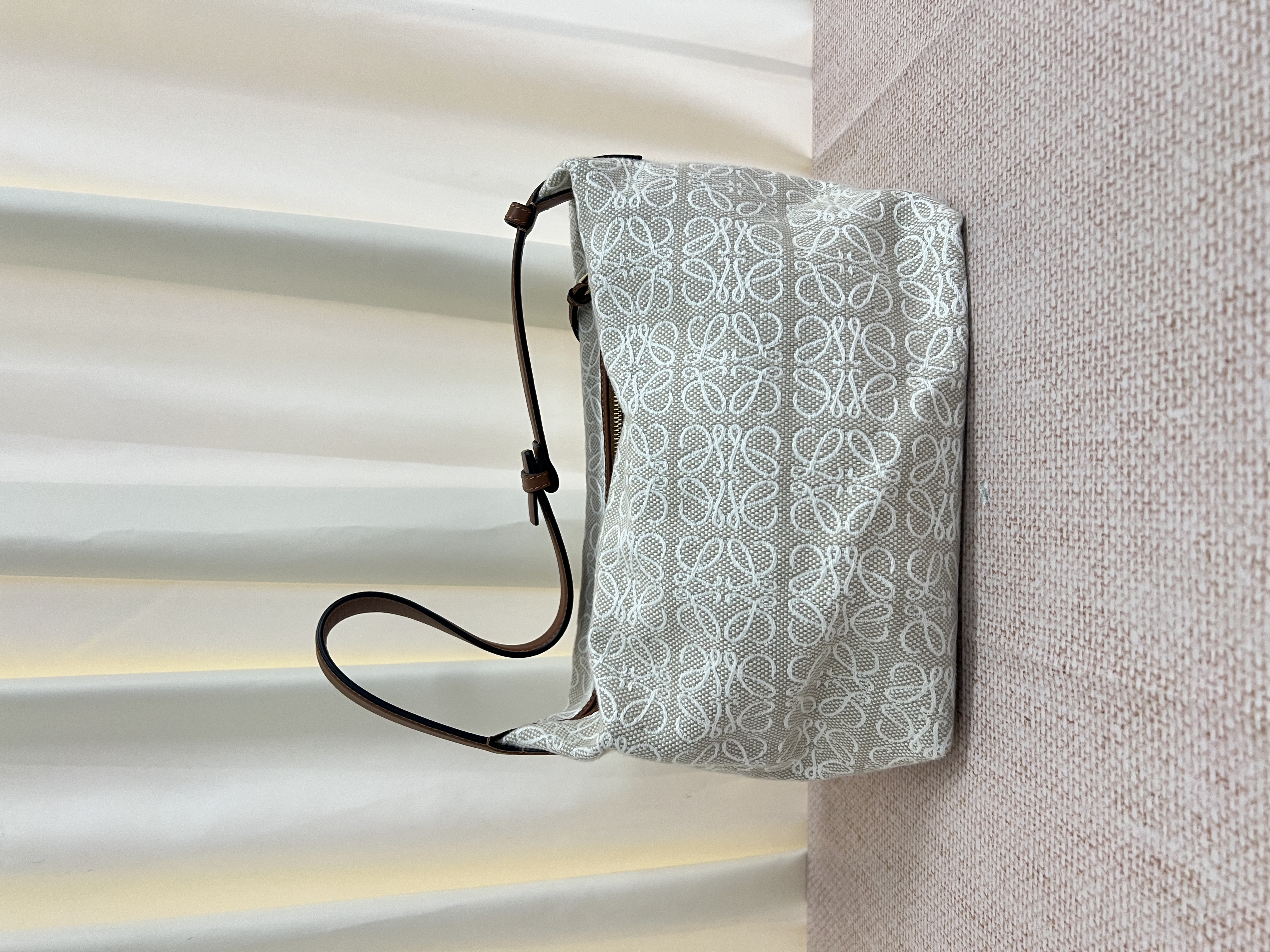 Pre-owned Loewe Cubi Anagram/ Product Code: 26041712