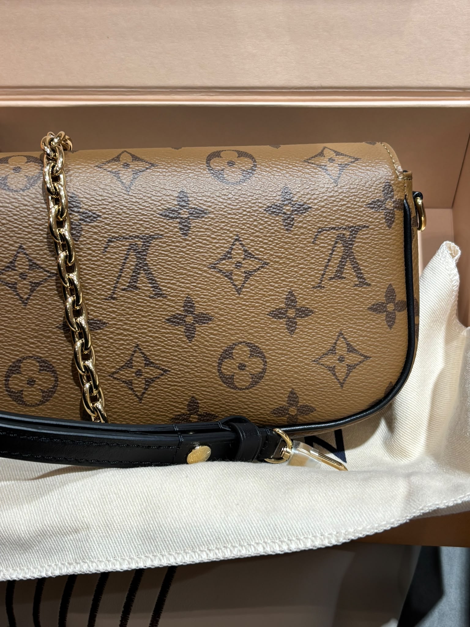 Lv Ivy woc M26587 MONOGRAM REVERSE 100%Authentic,  Unused 全新未使用品。 ✅專門店收據✅塵袋✅盒