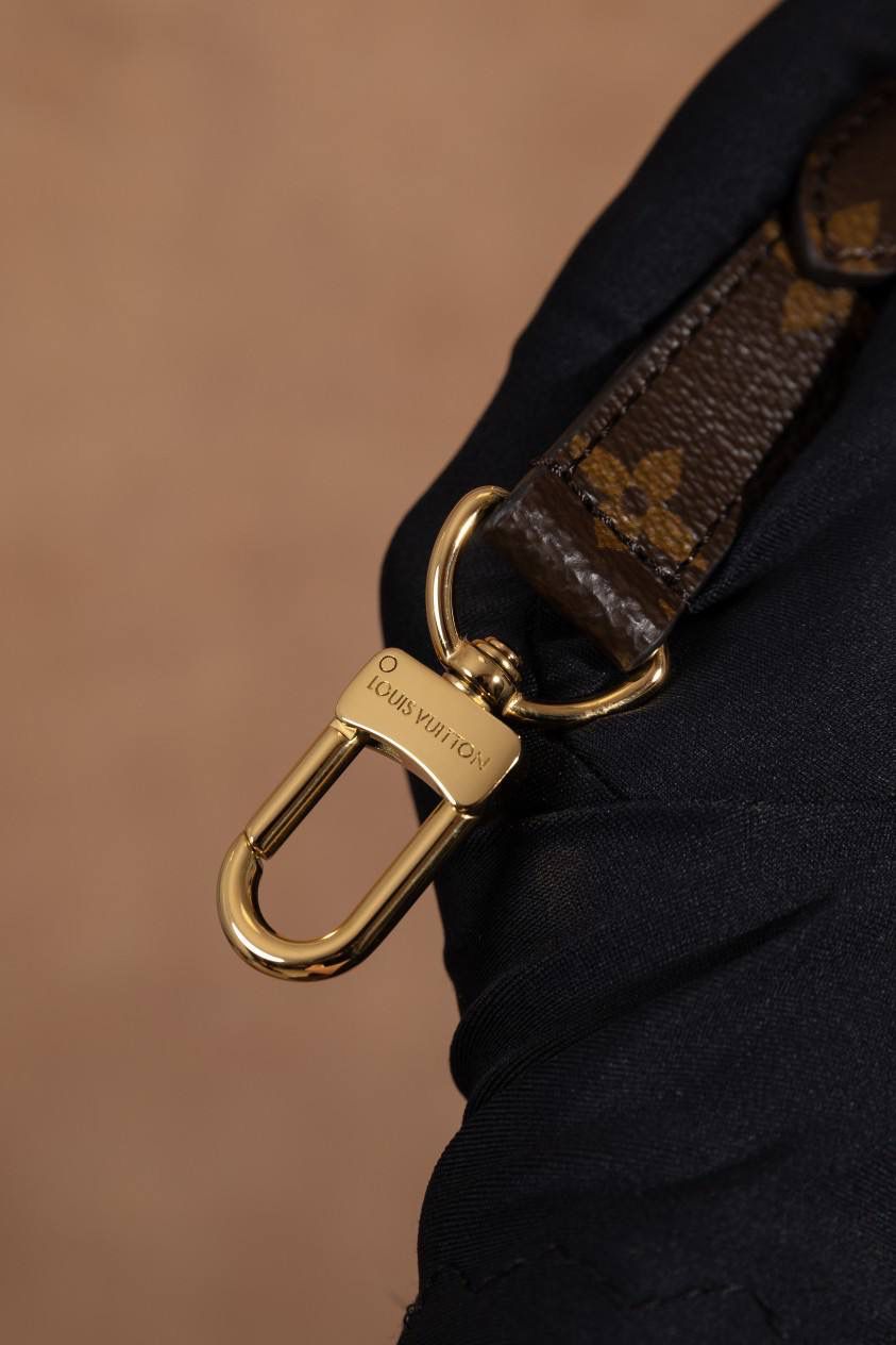 LV POCHETTE METIS🎀大邮差包 ✨ 法国原厂料 + 原厂皮 + 全钢五金 质感真的很稳，拿在手上就知道不一样，高级感直接出来 😍 这款邮差包因为设计经典， 所以一直被叫做 “入门级邮差包” 👜 但不要小看它哦～ 👉 超百搭、👉 超耐看、👉 永远不过时