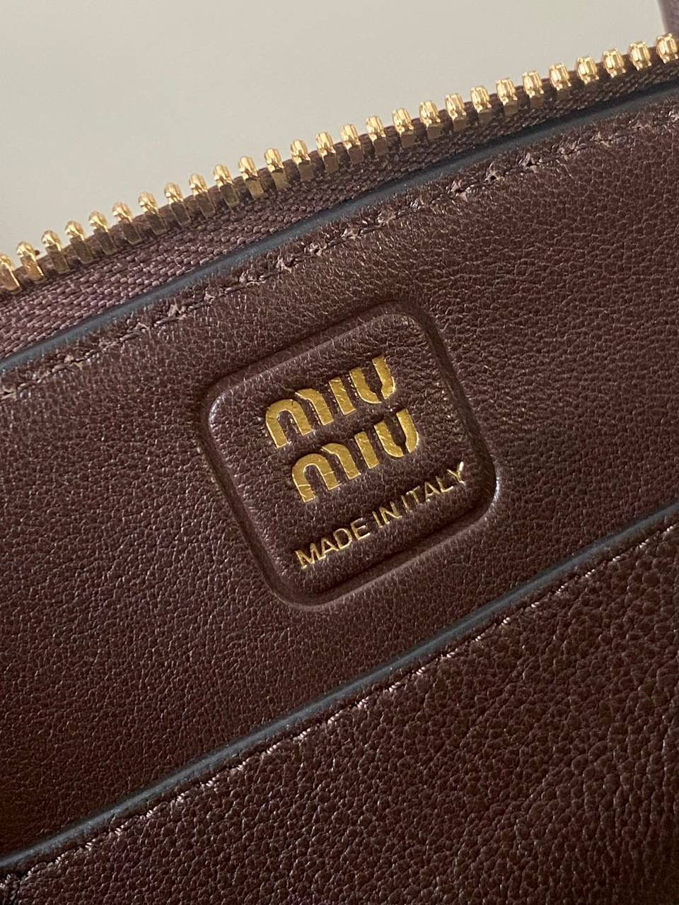 🈶石南木色，迷你 𝗠𝗶𝘂𝗠𝗶𝘂24秋冬贝壳包 年度爆炸款来啦 | 真心被夸爆 没有过分夸张的设计，有着时髦且个性的圆弧包型，形似贝壳，看着很轻松又舒适一点也不会给人压力 双向拉链在保证实用性的同时让它充满了复古的调性，搭配上腰带式设计细节，时髦有态度 面料手感软糯，拎在手上可以切确感受到高级质感 迷你：8×13×21cm #F0022m 小号：16.5x28x10cm 大号：33x17x11cm