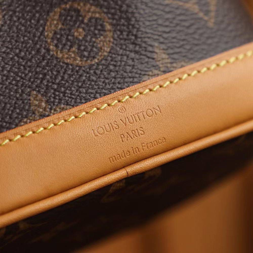 【特级全钢原厂】老花👜✨ 尺寸：13*16*10cm 𝐍𝐚𝐧𝐨 𝐌𝐢𝐧𝐢小水桶以经典的造型搭配全新的设计理念，第一眼看到就被这股可爱的气息圈粉， 肩带可调节，满足不同的身高需求， 可拆卸的手提，版型也更加立体有型， 看似非常𝐌𝐢𝐧𝐢的造型，但是日常出街的容纳量可是非常🉑️，颜值真的是长在审美上的一个大爆款！