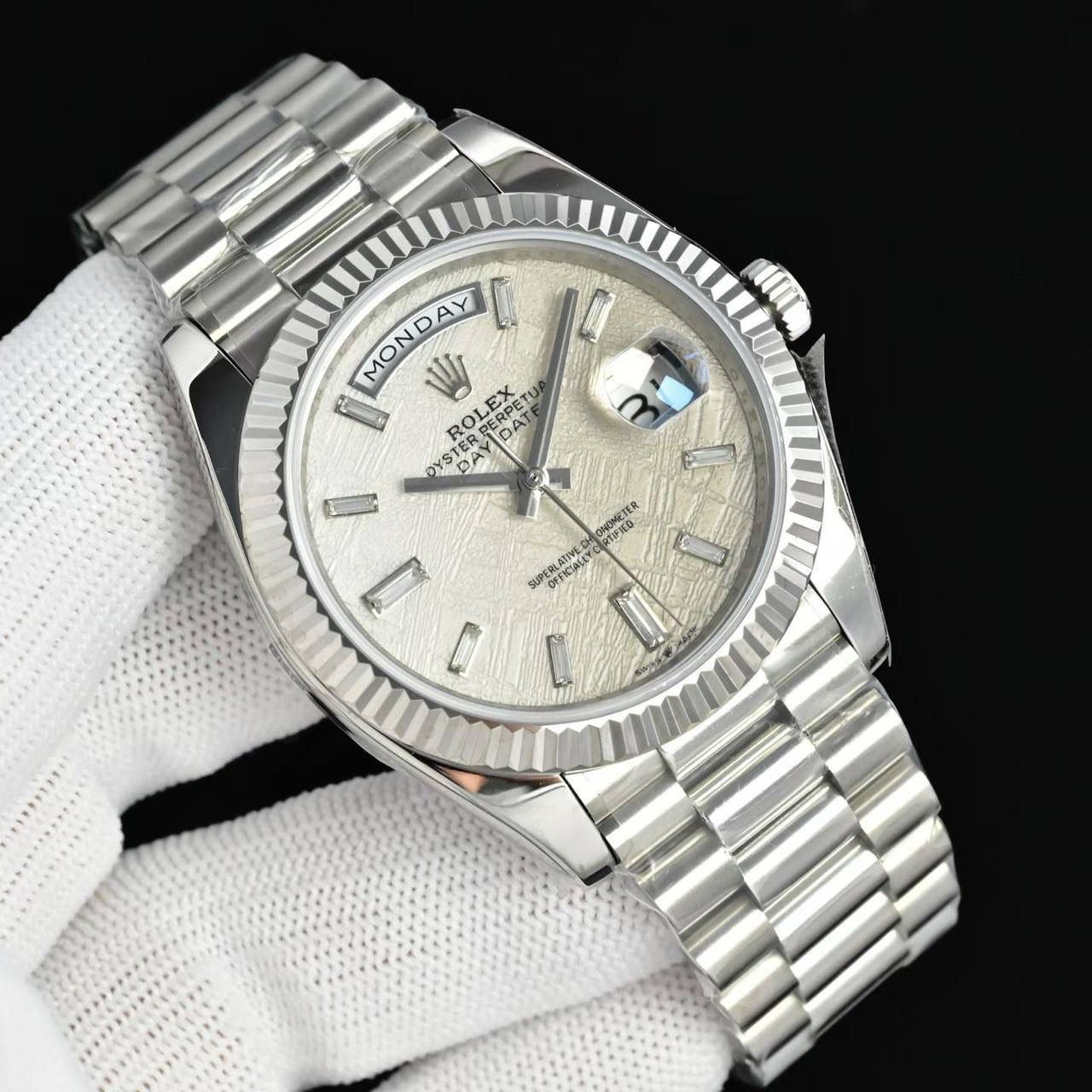 新品 ROLEX 劳力士 星期日历型（Day-Date / DD）腕表 🎮 自 1956 年问世以来，星期日历型一直是劳力士的旗舰之作，被誉为“元首之表”。40mm 表壳搭配三角坑纹表圈与元首型表链，仅采用贵金属打造，尽显尊贵气质。 12 点位星期全写与 3 点位放大日期双显设计，搭载定制一体机 3255 型机芯，稳定精准，抗震抗磁，100 米防水。 原版开模，细节到位，多种表盘可选（太阳纹 / 珐琅 / 陨石 / 宝石），星期与日期瞬跳结构由 200+ 精密零件协同完成，工艺出众。