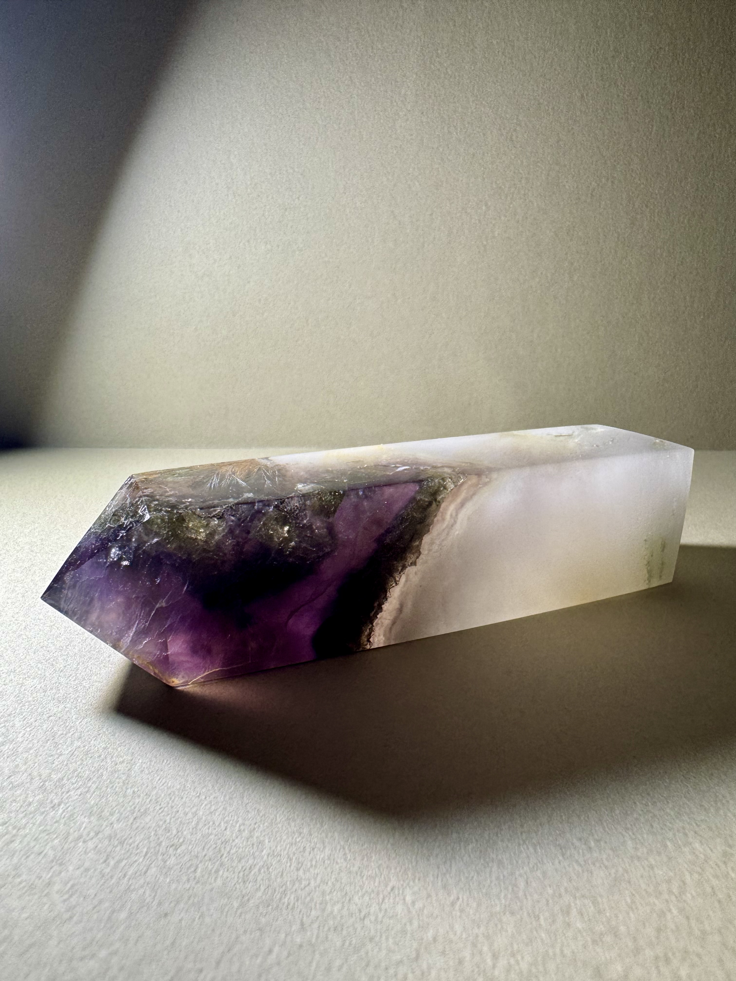 天然水晶柱 － 紫螢石、黃鐵礦、白兔毛髮晶共生