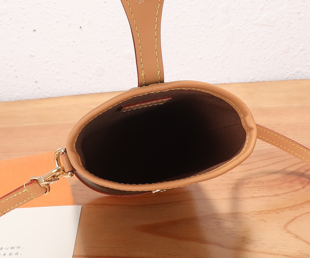 Louis Vuitton Fold Me Pouch