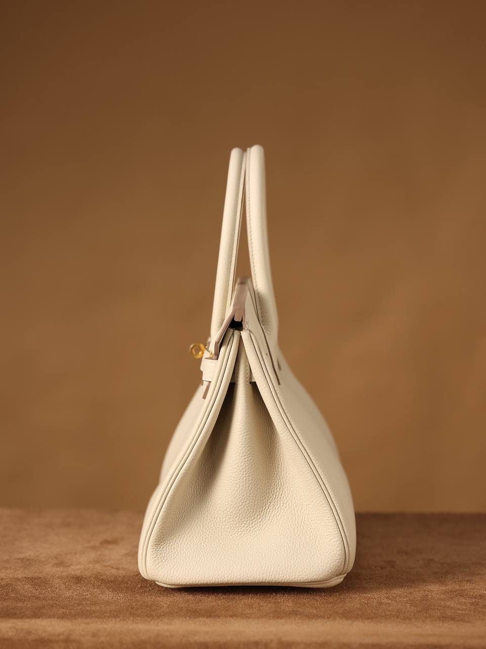 Hermes 爱马仕 Birkin30cm 奶昔白金扣👜✨ Birkin 独家渠道货 独家欧洲原厂皮原厂五金组装的ZP尾单货 尺寸：20 X 25 X 13CM 尺寸：22 X 30 X 16CM Birkin我们采用的是进口原厂Togo真皮，什么是Togo皮呢？ Togo皮：最经典的Birkin用皮。表面是均匀的颗粒状，类似荔枝纹，有光泽。皮质较硬，容易保持包包的形状，相对较轻，触感比较柔软，耐磨耐用； 我们用的是纯原、原厂皮就是和原版专柜一样的皮！