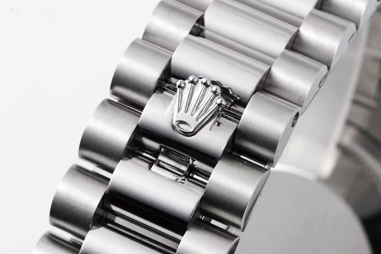 劳力士 ROLEX 日志系列36mm 🎮EA1 星期日志型36系列 1⃣️搭配2836机芯，品质稳定可靠； 2⃣️与原装一致厚度11mm：表径36mm；【修正市场其它版本不足，市场其它版本尺寸厚度不对，一眼假】 3⃣️表盘设有18ct金，镶钻石，6及9点钟位置镶方形钻石；🎮 4⃣️ 一体成型中层表壳，旋入式底盖及上链表冠； 5⃣️顶级做工，每条表带与表耳完美契合，给予手腕最高的舒适度； 每个极致的细节都是工厂匠心开发的诚意！！