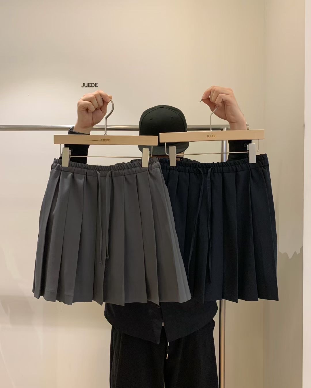HUG PLEAT SKIRT