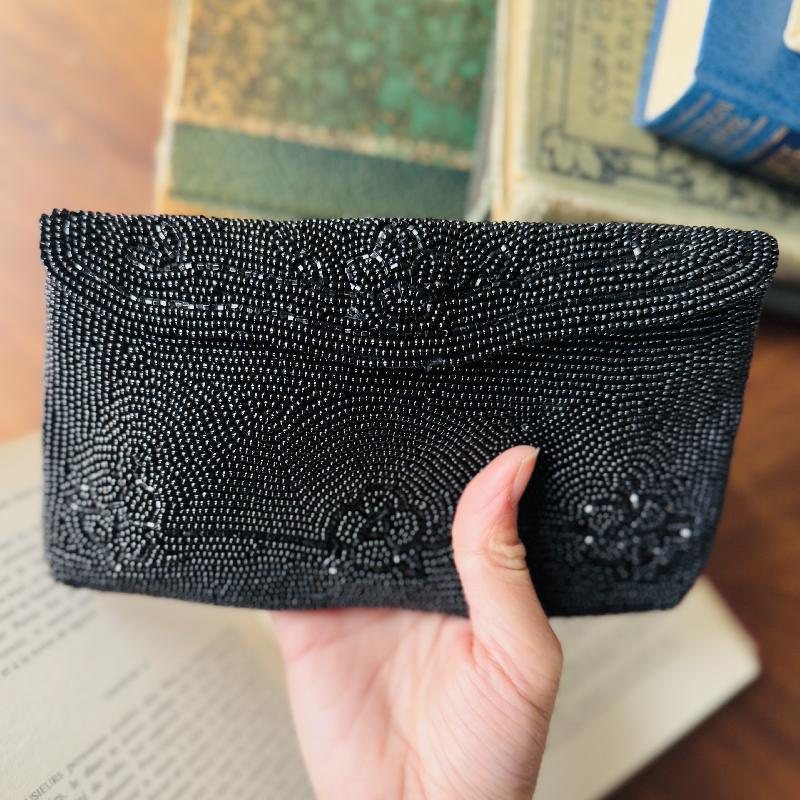 C.a. 1950s Vintage Artel MFG. Co Montreal Made in Japan Black Bead Evening Envelop Clutch (MT2055)