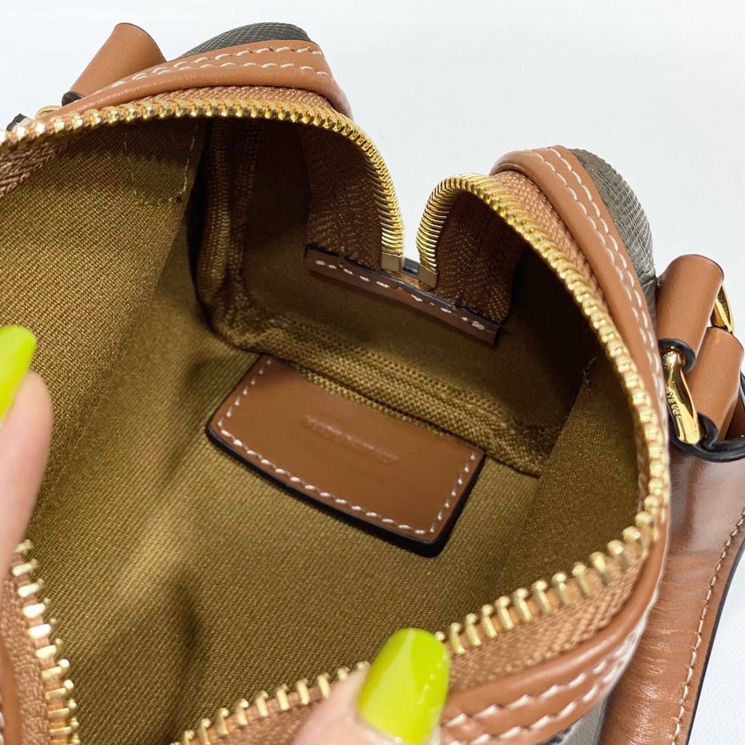 🔥大货实拍图 𝗖𝗘𝗟𝗜𝗡𝗘♥𝗧𝗥𝗜𝗢𝗠𝗣𝗛𝗘迷你波士顿 型号：195112 尺寸14*9.5*8cm 包包上的金色链条是亮点，敲时髦的，手拎肩背都好看☺️