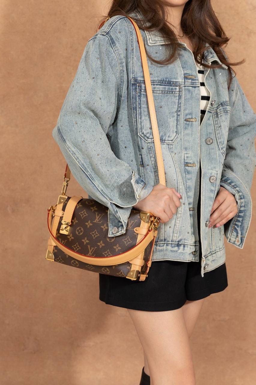 LV SIDE TRUNK🎀 用的是 A+ 级全钢五金，结实又耐用，拿在手上很有分量感，看起来就很 luxe。再配上 进口高弹面料，摸起来舒服，还有一点点光泽感，整体很时尚💖 包装是 全套包装，感觉真的很有档次，送人或自己用都很可以～ 中号：尺寸 21 × 14 × 6cm 小号：尺寸 18 x 12.5 x 8cm 大小刚刚好，小巧但很实用，出门背超方便💯👍 不管是材质、设计还是包装，都看得出很用心，走的是 质感路线。 这款包就是那种：低调但很有品味，越看越喜欢的类型～👜✨