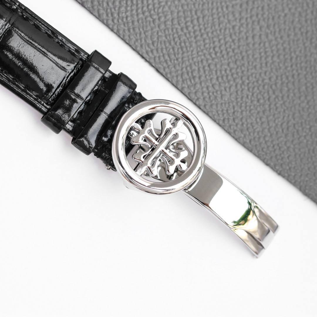 重金打造经典时计——百达翡丽5320G-001超级复杂功能时计直径40毫米一体冲压成型的双层式精钢表壳，致敬了经典的设计语言奶油色的表盘营造复古氛围，表盘边缘刻印有密分秒数刻度，配金质阿拉伯数字及五分钟凸圆刻度字钉，更有立体感。时分指针以巴顿式设计为基础，配以尖长的针尖，这特色造型是呼应了 1950 年代 Ref. 1463 计时码表的指针。表盘6点位置是月相显示和日期分拨。所有的万年历标志都很好，一眼就能读懂。内里搭置了仿324 S Q 自动上链机芯，是 324 自动上条传奇机芯的精装版本。机芯夹板桥经倒角，边缘作细意打磨，主夹板饰以鱼鳞纹，而夹板则缀以日内瓦波纹，夹板表面有包金雕刻，螺丝凹槽经打磨和倒角，连钻孔亦同样经打磨处理。搭配朱古力啡色牛皮表带，进一步带出复古气息。经典气息满满，欢迎表友品鉴👍👍