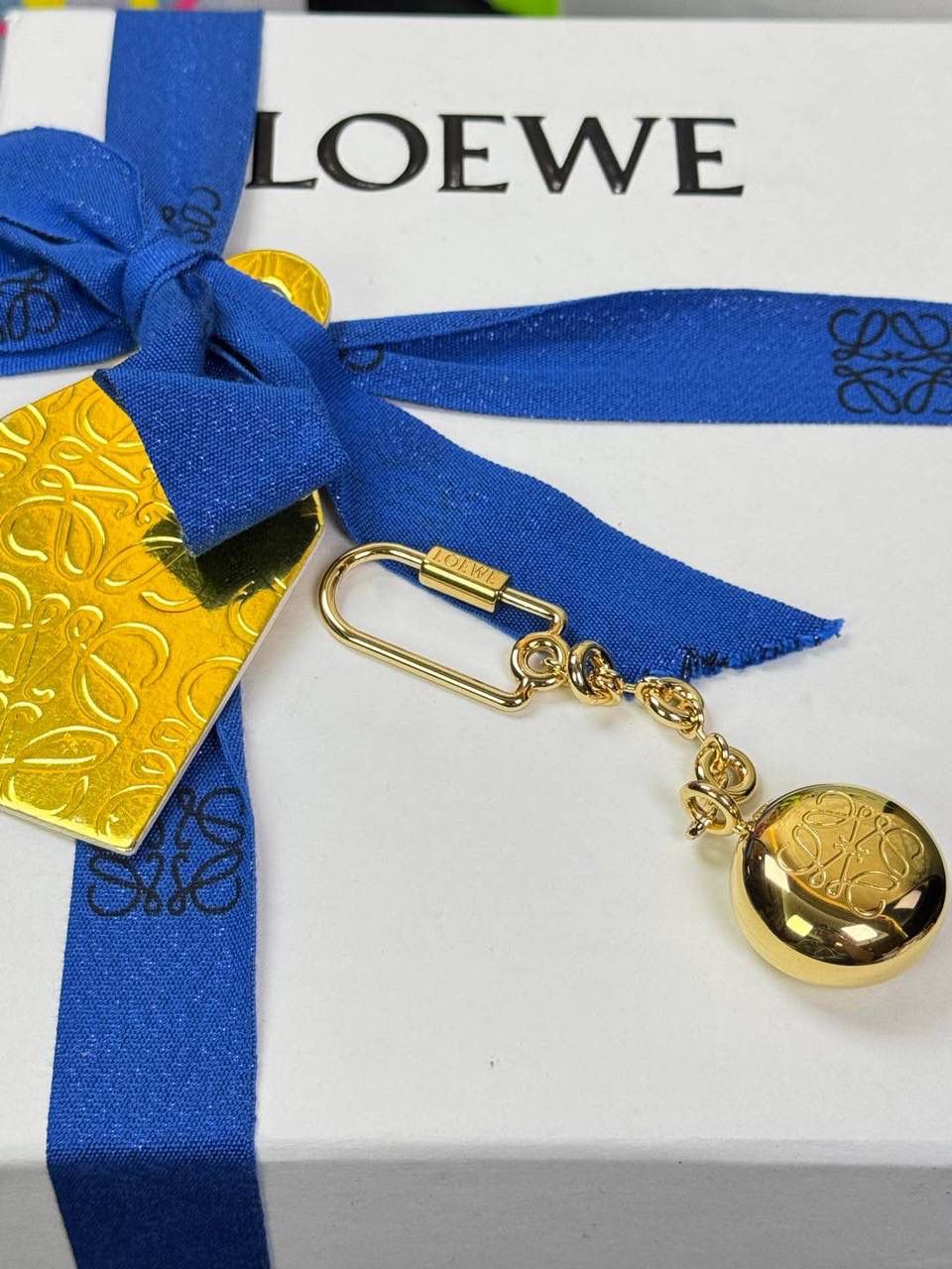 🎈罗家重磅出新👏吊坠出货啦♥️ ➖【金球/银球吊饰】 不仅仅是装饰，更是时尚的追求。可搭配所有包包👜，也可以搭配所有服饰，腰带等，让穿搭变得与众不同，精致时髦😍