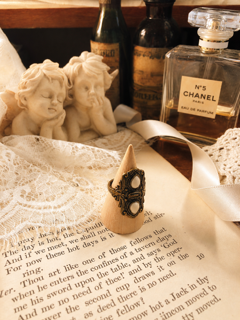 珍奇閣的微型詩篇 ∙ 西洋古董寶石與浮雕造型戒指系列 The Curio Cabinet’s Miniature Psalms ∙ Vintage Gemstone & Motif Statement Ring Collection