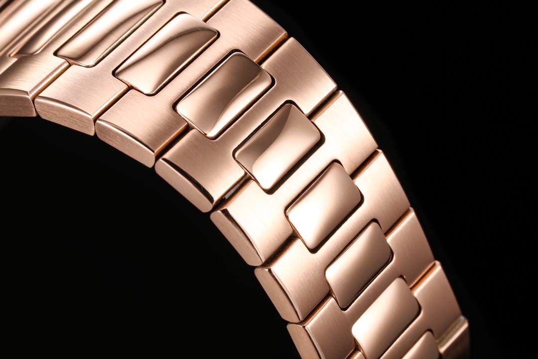 震撼推出——百达翡丽鹦鹉螺5712/1A-001多功能腕表，融合经典美学，荟萃以往精华！😍🔥 【表壳】腕表尺寸40毫米，同正品一致的枕型表壳采用正面拉丝，侧面抛光的两种工艺组合，层次感分明，质感十足。尽显精湛工艺。 【表带】采用原装表带一比一量身打造，每节表带的中央抛光部位，都能呈现钻石的形状，尽显高级质感。 【机芯】3K厂采用定制版PP.Cal.240 PS IRM C LU机芯，完美还原正品，日期，真动能，真月相功能。