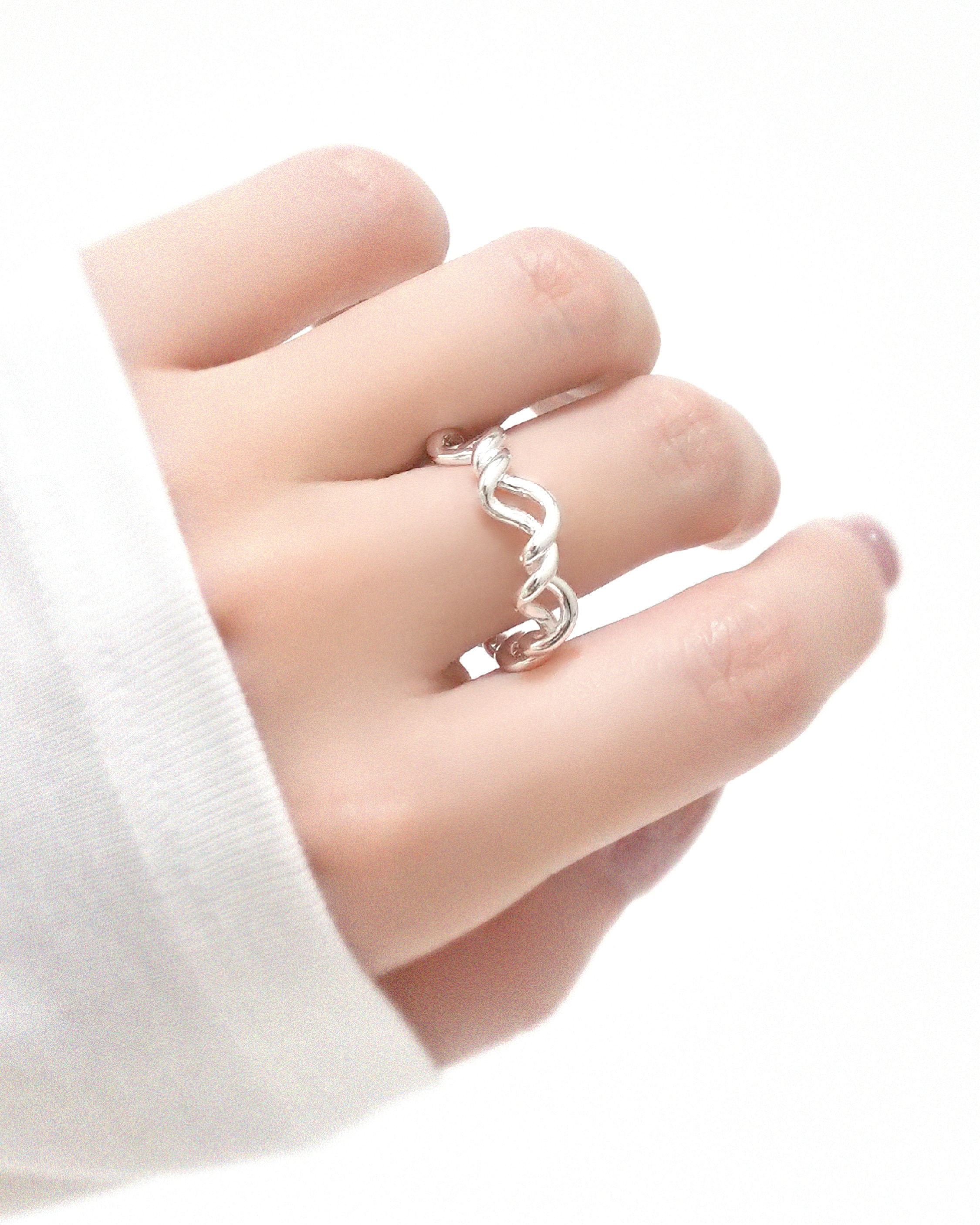 Fluid Margin Intertwined Ring
