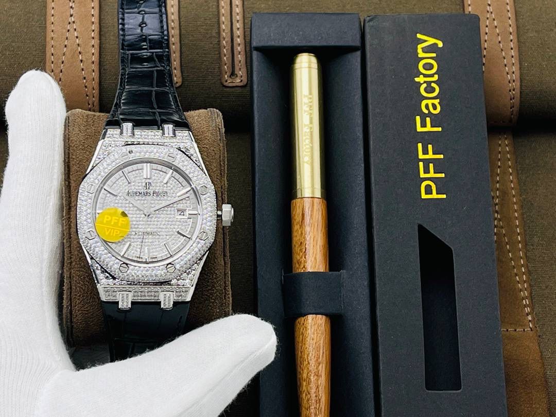 🚀顶级玩家 爱.彼Audemars.Piguet皇家橡树系列！15402OR.ZZ.D003CR.01满天星奢华腕表！细节方面： 1⃣️【定制机芯】搭配定制版Cal.3120全自动机芯机械，品质稳定性强！ 2⃣️【表壳材质】18k金密镶施华洛世奇水钻，璀璨夺目，魅力绽放！ 3⃣️【表盘材质】表盘铺镶418颗钻，搭配荧光立体时标和皇家橡树指针。展现创新的精妙设计细节分钟刻度位于表盘外圈之上，时标宽度加大。 4⃣️【表镜材质】反炫光处理的蓝宝石水晶玻璃镜面，背透蓝宝石玻璃。 5⃣【表带材质】手工缝制方形大鳞片鳄鱼皮，黑棕蓝灰四色可选配。另送进口橡胶带一条。 6⃣【表扣材质 】18K金A.P字样镶钻折叠表扣。 7⃣【表冠材质】18k金旋入式表冠。 8⃣【防水深度】50米 9⃣【腕表直径】41MM，厚度11MM！ 顶级玩家 细节精心打磨！极致乱真版本！欢迎各位玩家品鉴！（现在买就送专用高端商务用笔一支）
