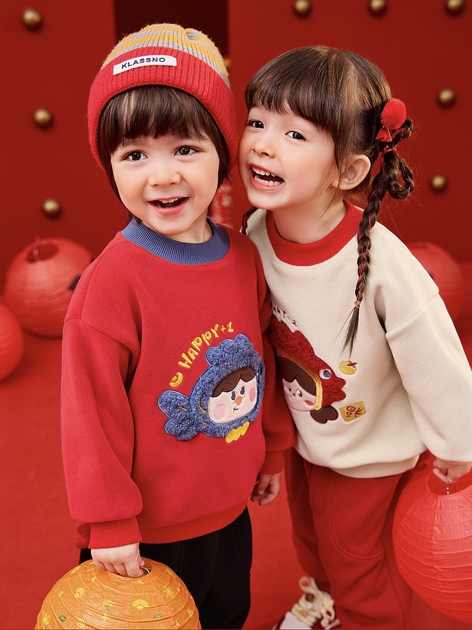 部分現貨🧨新年款預訂🧨兩色年年有魚卡通毛毛刺繡貼花抓絨衛衣