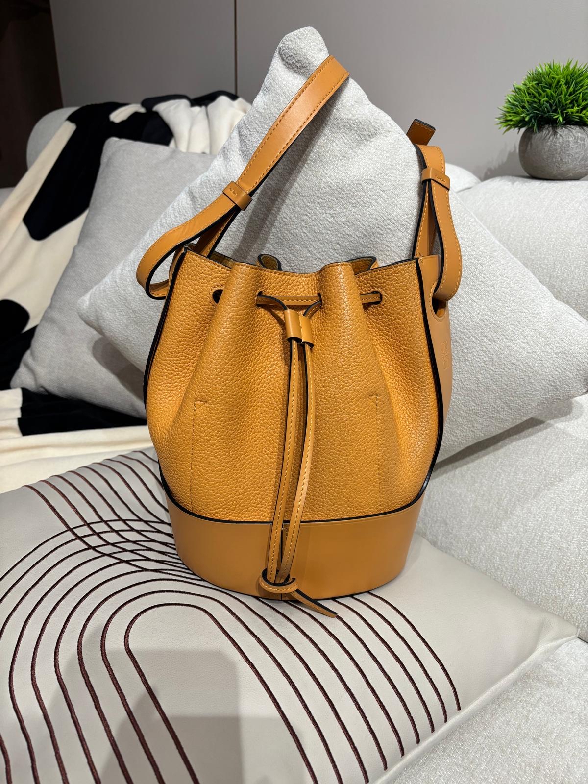 Loewe balloon bag Calfskin 100%Authentic ,95%new✅dust bag 