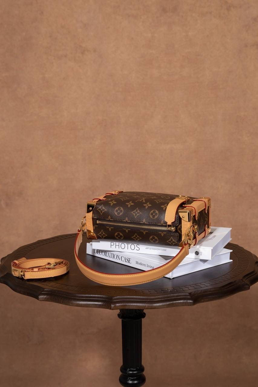 LV SIDE TRUNK🎀 用的是 A+ 级全钢五金，结实又耐用，拿在手上很有分量感，看起来就很 luxe。再配上 进口高弹面料，摸起来舒服，还有一点点光泽感，整体很时尚💖 包装是 全套包装，感觉真的很有档次，送人或自己用都很可以～ 中号：尺寸 21 × 14 × 6cm 小号：尺寸 18 x 12.5 x 8cm 大小刚刚好，小巧但很实用，出门背超方便💯👍 不管是材质、设计还是包装，都看得出很用心，走的是 质感路线。 这款包就是那种：低调但很有品味，越看越喜欢的类型～👜✨