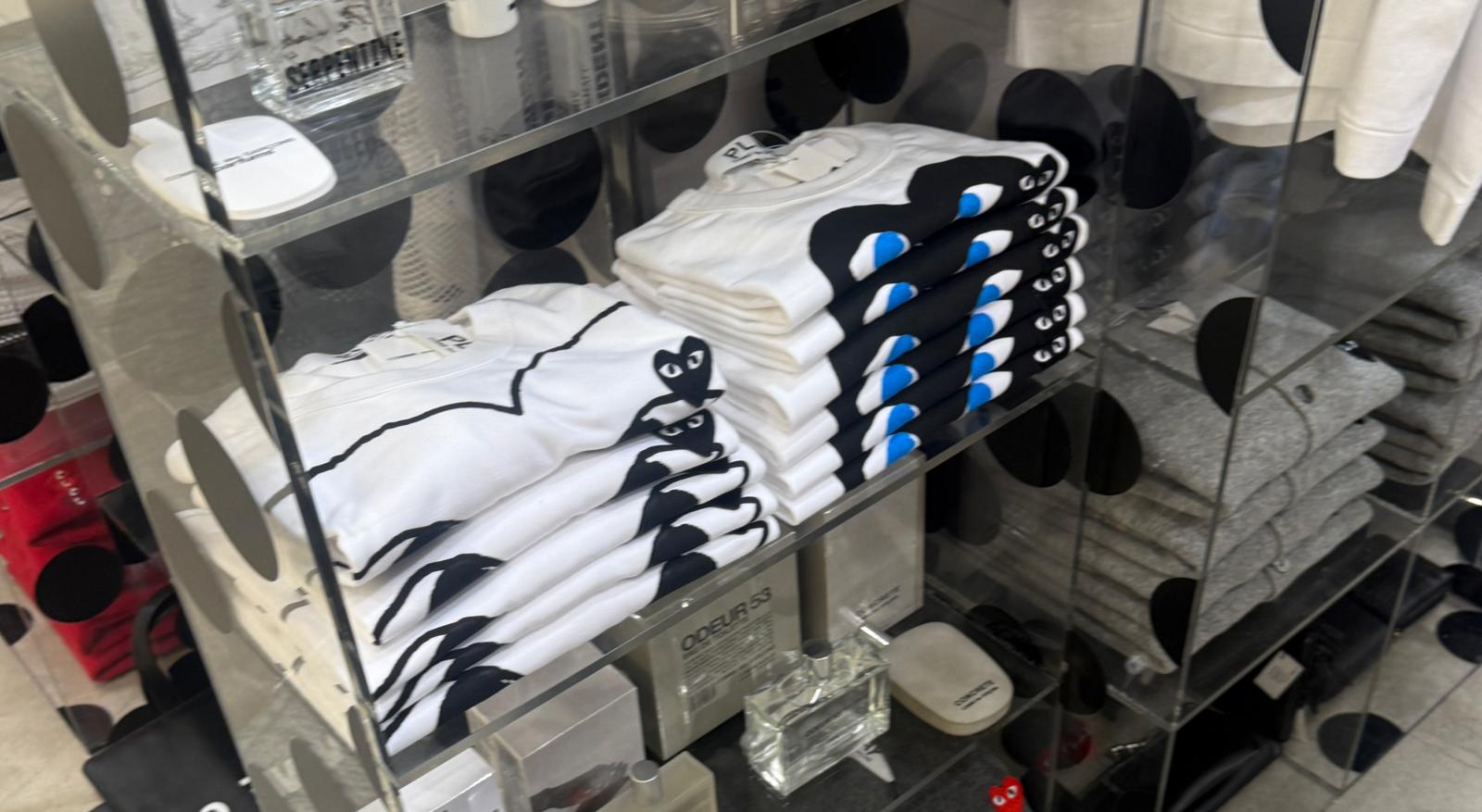 CdG play 黑真空logo tee Size Xxs -XXL