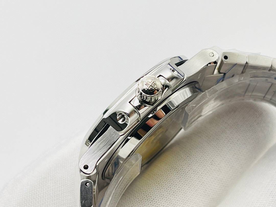 百达翡丽PATEK PHILIPPE优雅运动系列5711/1A鹦鹉螺，钢表之王，全网最佳解毒方案！细节方面： 1⃣️直径40毫米！ 2⃣️搭配定制版机改Cal.324自动机芯。 3⃣️316L定制级人体工程学表带！ 4⃣️钢带圈口珠是钻石型的，与正品相结合。