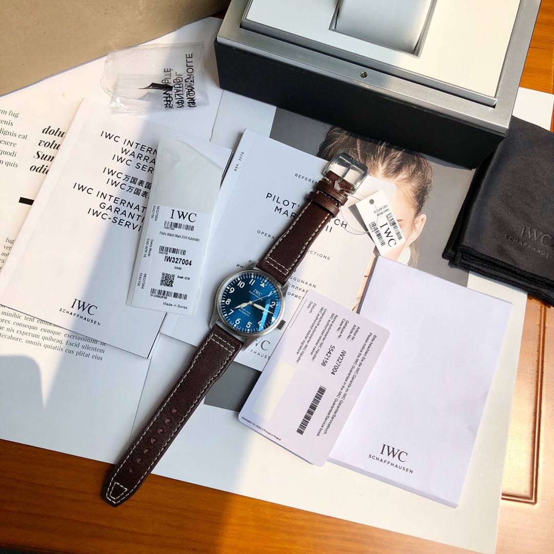 硬货首发，市场独家！IW327004，316L精钢材质，非凡工艺，让小厂知难而退！万国飞行员马克十八传承腕表，采用原装瑞士ETA王牌机芯W-300，40mm表径，全数字刻度超强夜光，双面防反光凸状蓝宝石玻璃表镜。独家渠道进口意大利SANTONI牛皮，一条牛皮成本相当于市场一般牛皮的几倍，在很多细节的把控上都已达到行业顶级，且多项可为标杆，整表细节一丝不苟。 原装价格3W余，一般人均可轻松驾驭，此款万国飞行员腕表视为万国经典款型，任何场景着装均适合佩戴，可谓百搭神器。全套包装出货